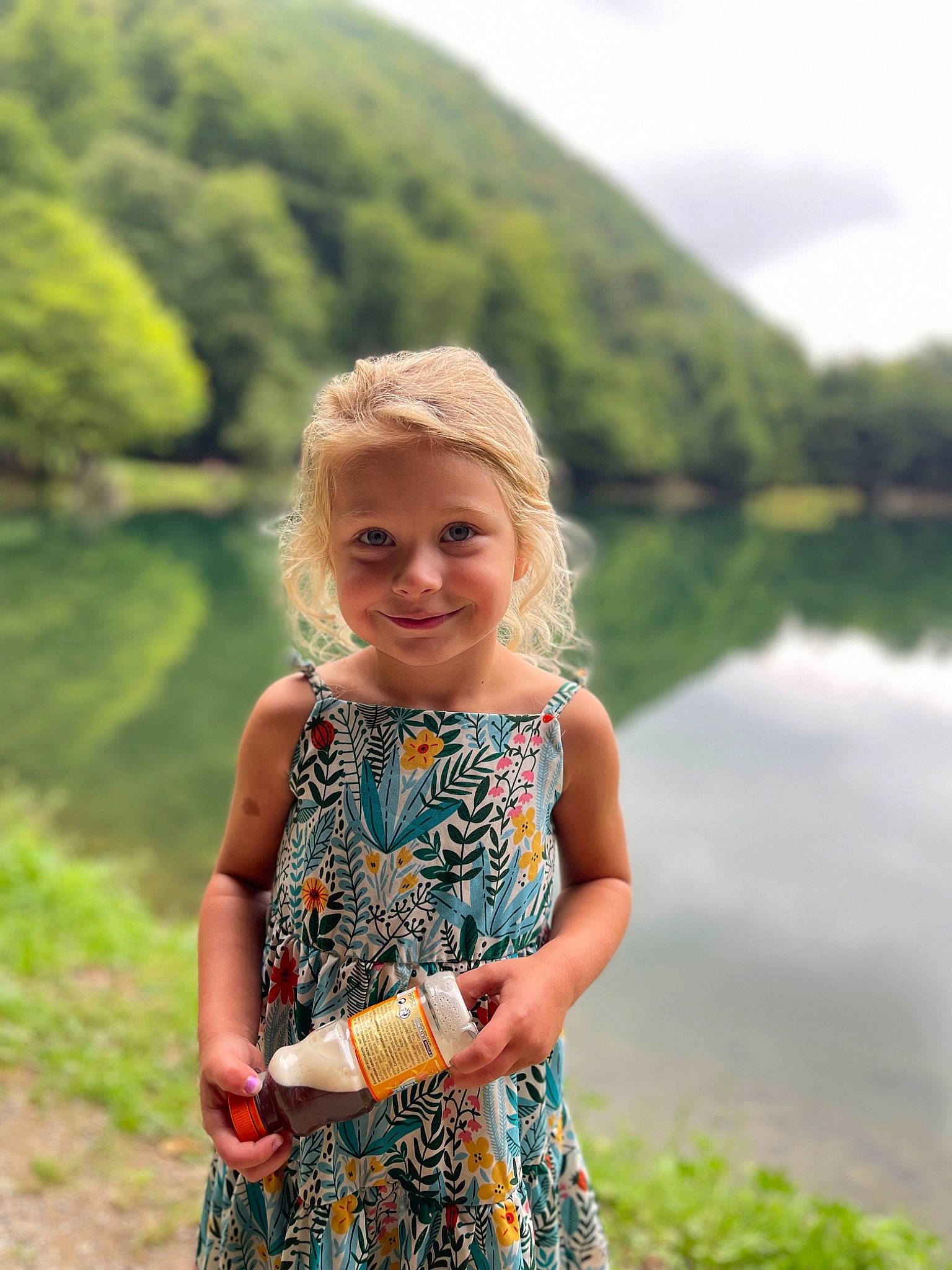 Kelya participe au concours pour gagner de l'argent avec cette photo : day_dress, dress, fun, grass, grassland, green, happy, joy, lake, landscape, leisure, natural_landscape, nature, people_in_nature, person, plant, sky, smile, summer, travel