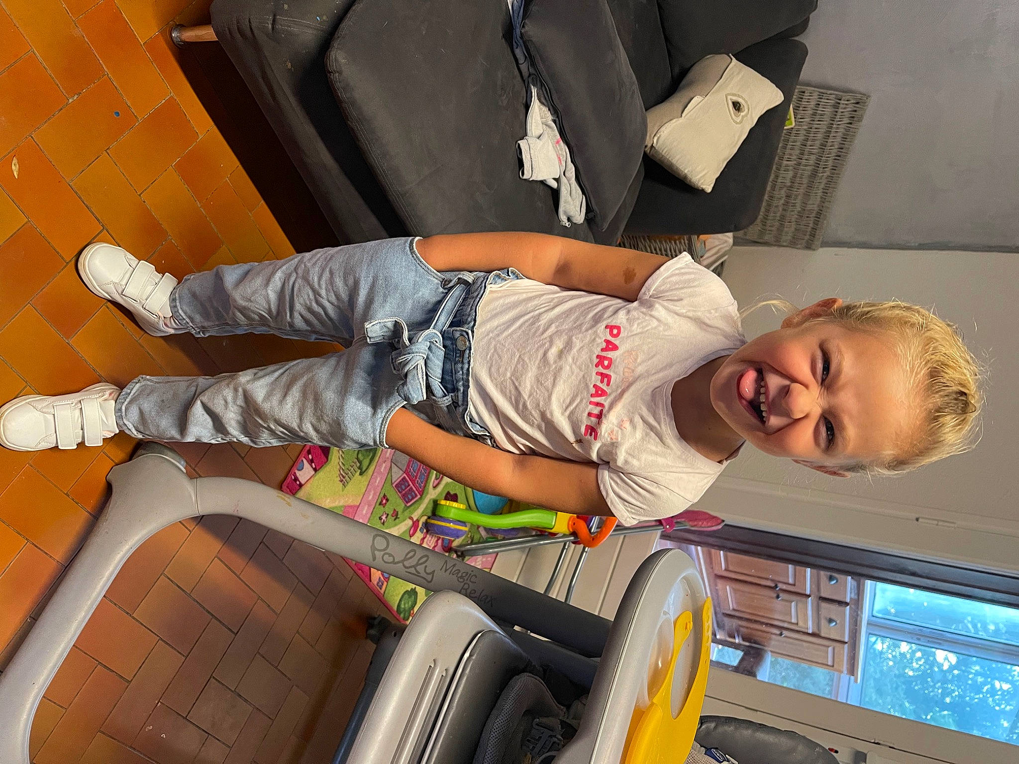 Kelya participe au concours pour gagner de l'argent avec cette photo : anger, arm, automotive_design, automotive_tire, child, comfort, elbow, fun, human_leg, joint, knee, leg, luxury_vehicle, person, shoe, shorts, sitting, smile, sneakers, t_shirt