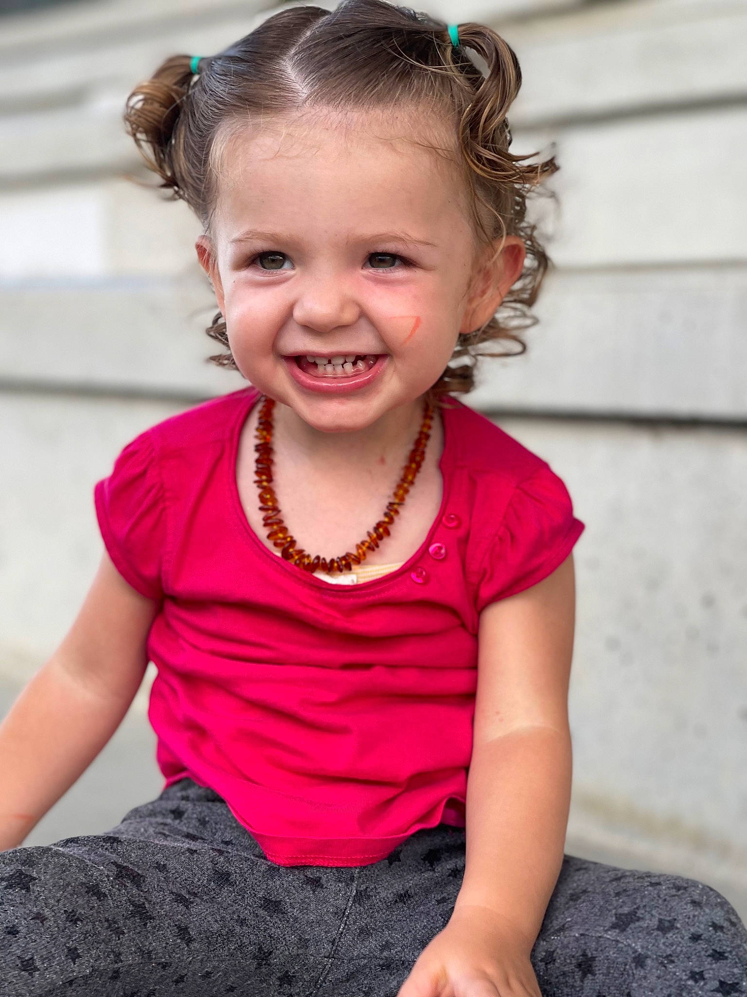 Sohana a rejoint le concours — aidez-le/la à gagner de superbes lots ! baby_toddler_clothing, blond, chin, eye, eyelash, face, facial_expression, fun, hairstyle, happy, head, iris, joy, magenta, neck, person, pink, shoulder, skin, sleeve