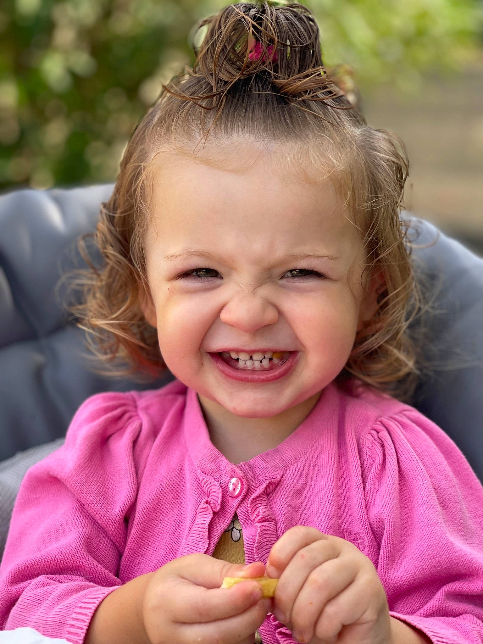Sohana participe au concours pour gagner de l'argent avec cette photo : cheek, child, chin, face, facial_expression, gesture, grass, hair, hairstyle, happy, head, iris, joy, lip, mouth, nose, person, photograph, pink, skin