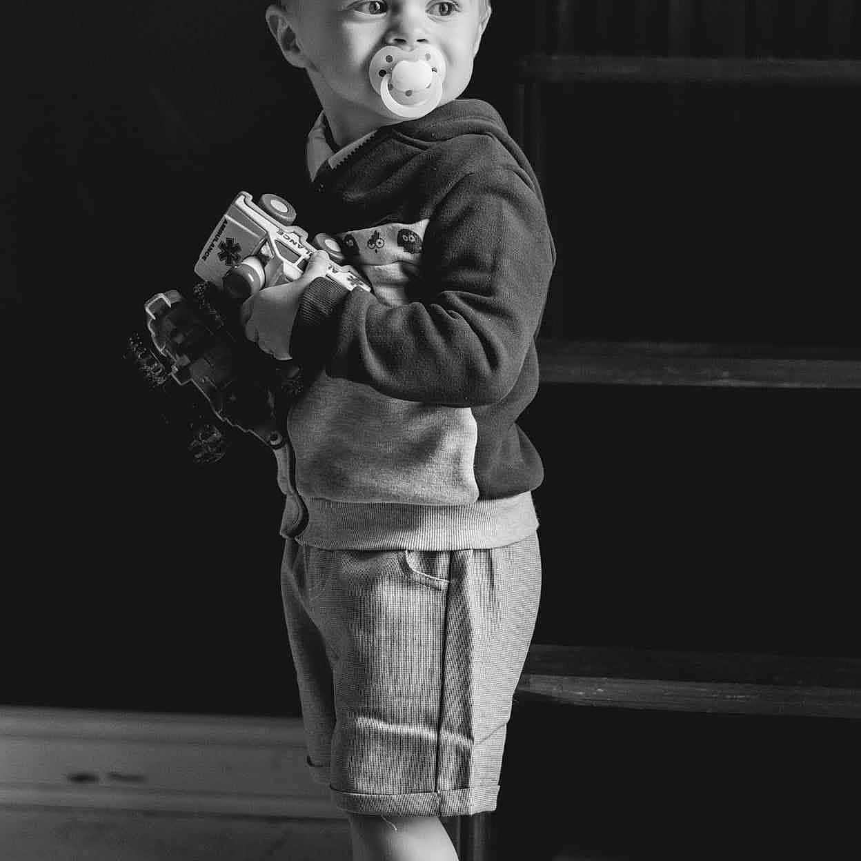 Leo participe au concours pour gagner de l'argent avec cette photo : baby, baseball, baseballglove, bodypart, clothing, face, finger, footwear, glove, gun, hand, head, pants, people, person, photography, portrait, shoe, shorts, sport