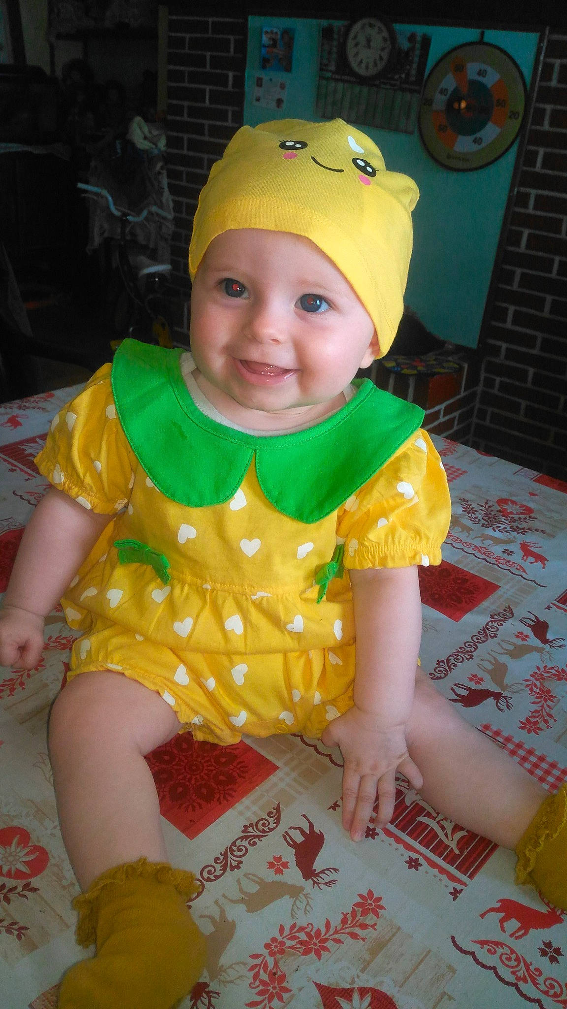 Léa participe au concours pour gagner de l'argent avec cette photo : baby, baby_toddler_clothing, cap, child, costume_hat, dress, fashion_accessory, fun, happy, head, headwear, joy, pattern, person, personal_protective_equipment, pink, sitting, skin, sleeve, smile