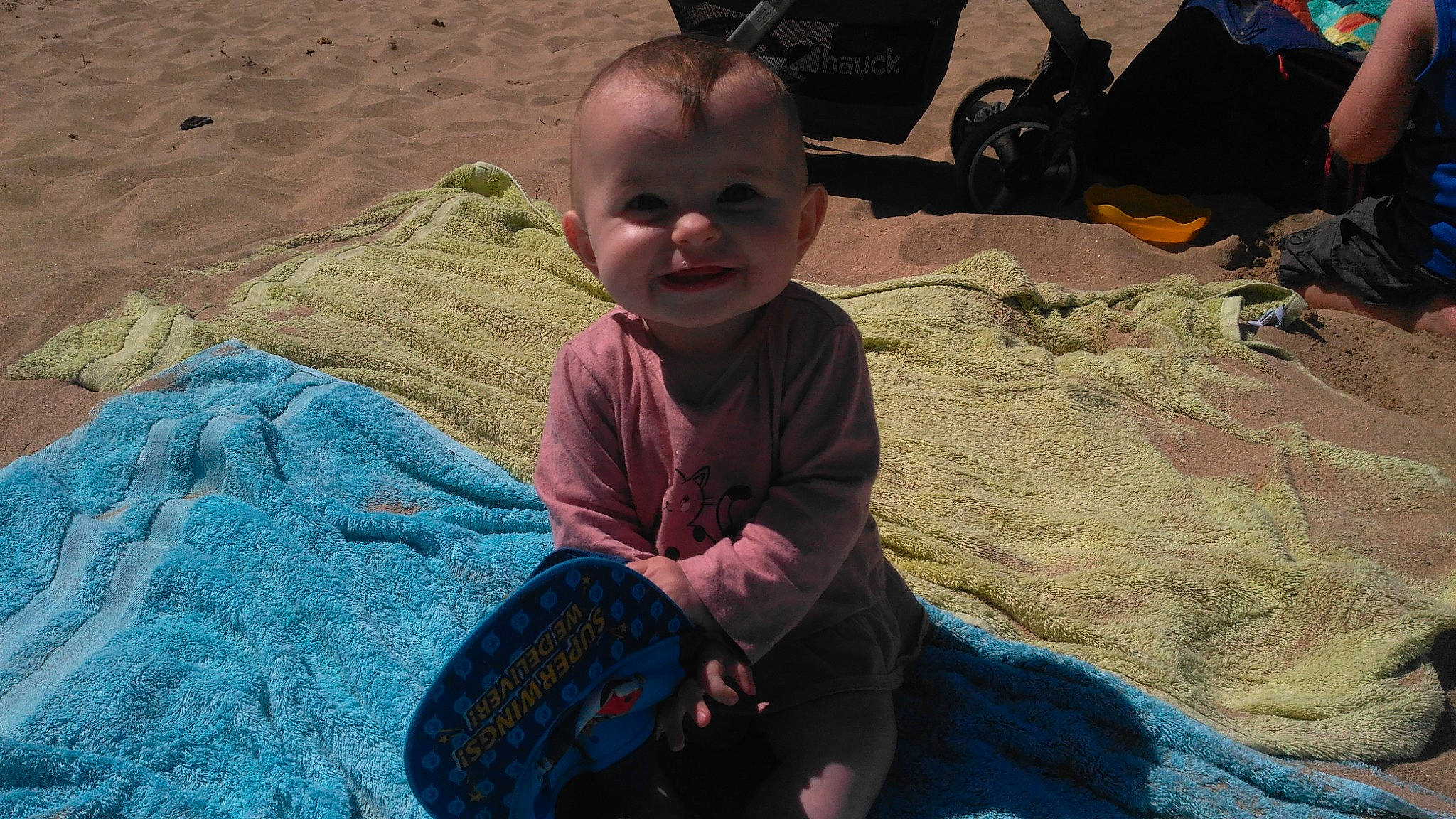 Léa participe au concours pour gagner de l'argent avec cette photo : art, baby, baby_toddler_clothing, beach, child, fun, grass, joy, landscape, morning, people, person, rock, sand, sitting, skin, smile, soil, t_shirt, toddler