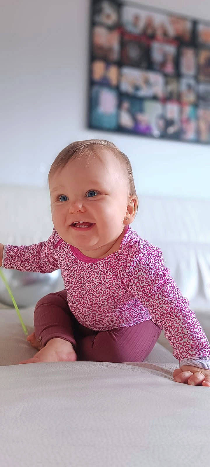 Luna a rejoint le concours — aidez-le/la à gagner de superbes lots ! arm, baby_toddler_clothing, cheek, chin, eye, face, finger, hand, happy, head, human_body, iris, leg, organ, person, pink, product, skin, sleeve, smile