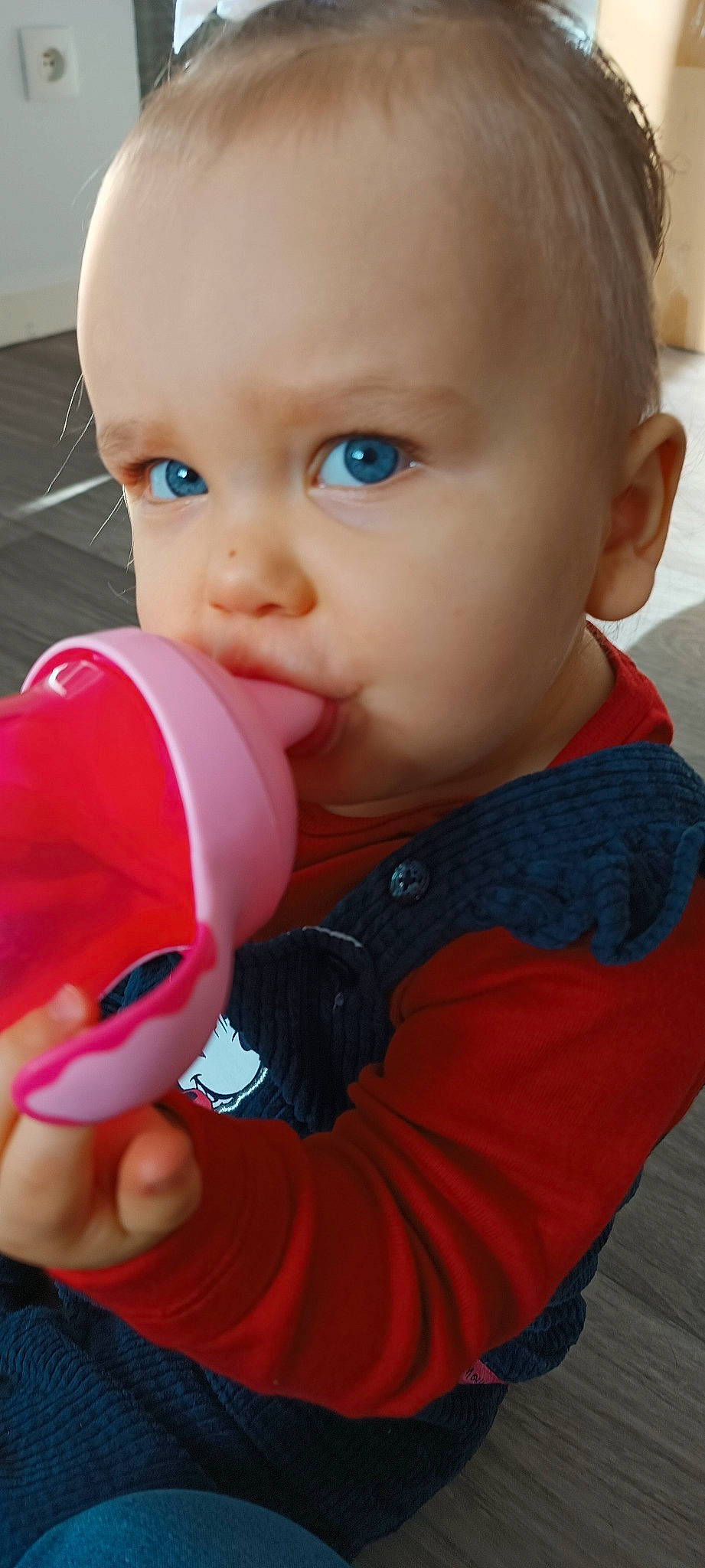 Luna a rejoint le concours — aidez-le/la à gagner de superbes lots ! baby, baby_playing_with_toys, baby_products, baby_toddler_clothing, cheek, child, ear, eyelash, fun, gesture, happy, head, lip, mouth, nose, orange, person, play, skin, thumb