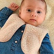 Diane a rejoint le concours — aidez-le/la à gagner de superbes lots ! baby, infant, child, face, eyes, clothing, vest, blue_shirt, blanket, soft_texture, portrait, cute, lying_down, closeup, skin, head, hand, indoor, warm, casual