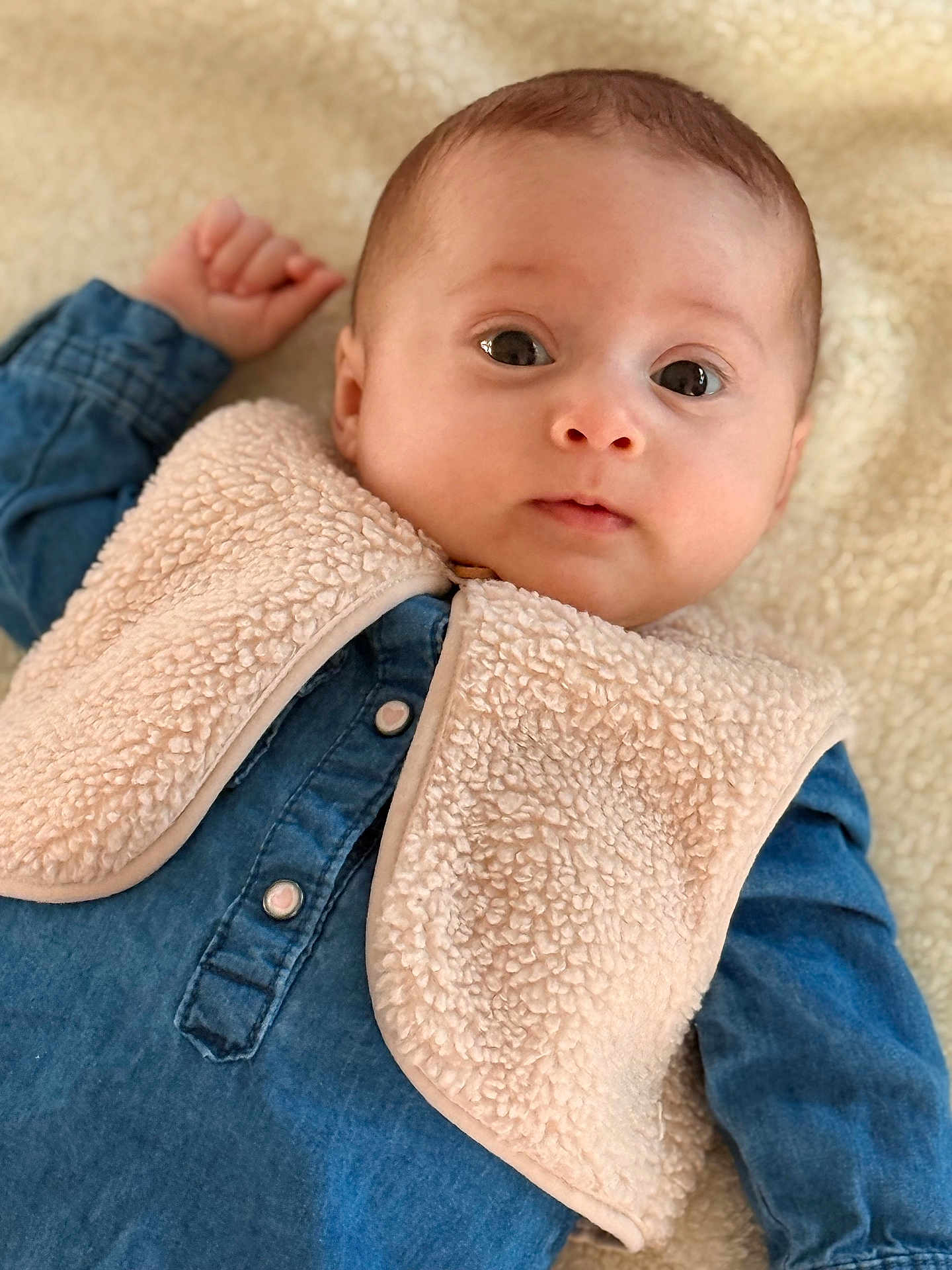 Diane a rejoint le concours — aidez-le/la à gagner de superbes lots ! baby, infant, child, face, eyes, clothing, vest, blue_shirt, blanket, soft_texture, portrait, cute, lying_down, closeup, skin, head, hand, indoor, warm, casual