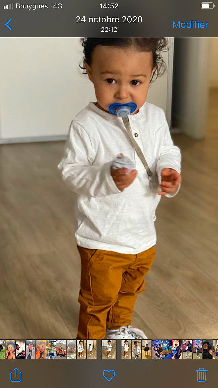 Ayden a rejoint le concours — aidez-le/la à gagner de superbes lots ! baby, baby_toddler_clothing, child, flooring, font, fun, gadget, gesture, happy, person, photograph, product, room, screenshot, sleeve, snapshot, soil, t_shirt, toddler, white