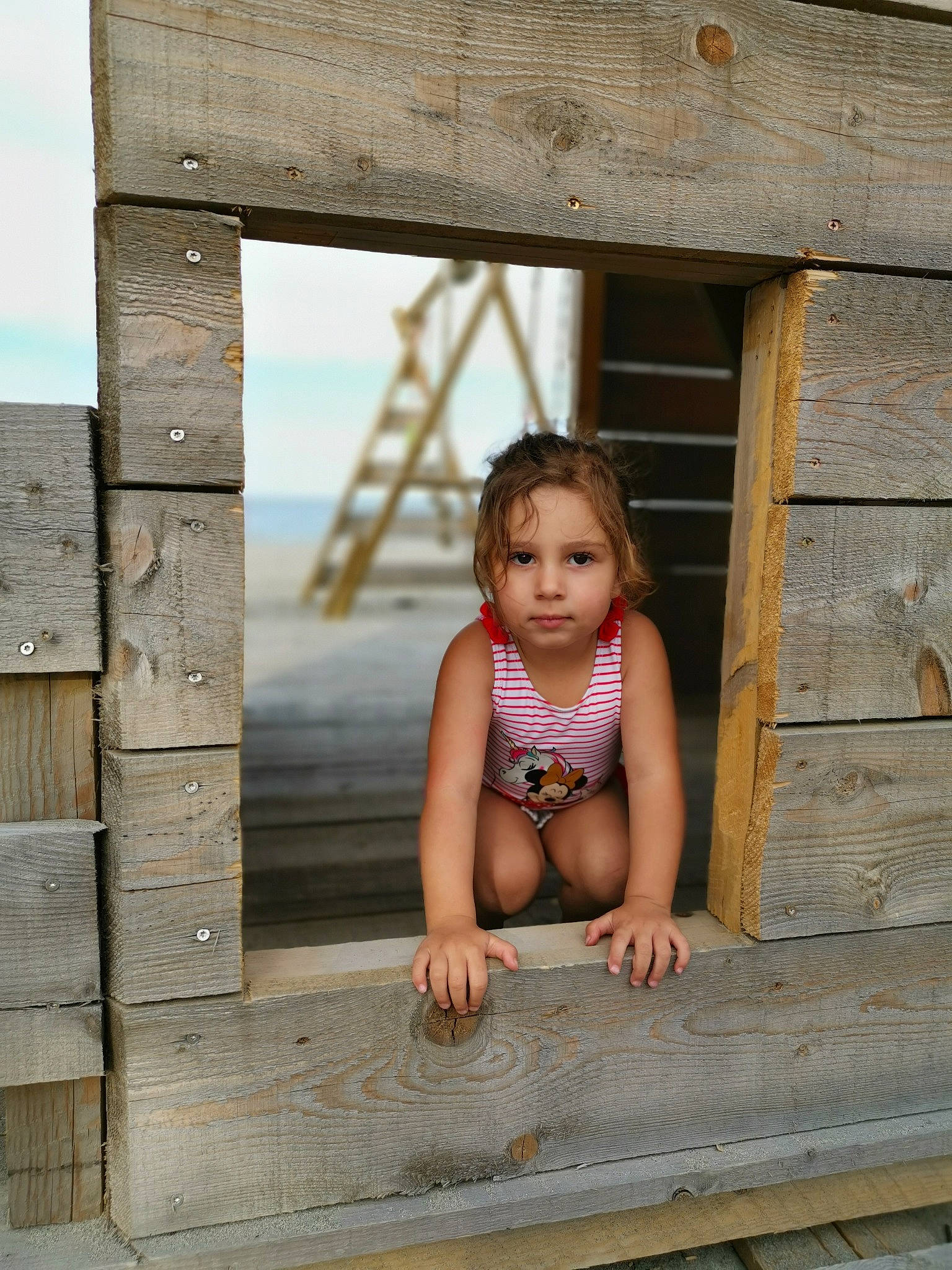 Ghjulia a rejoint le concours — aidez-le/la à gagner de superbes lots ! beauty, child, child_model, eye, fawn, fun, person, photography, sitting, skin, smile, summer, toddler, vacation, window, wood
