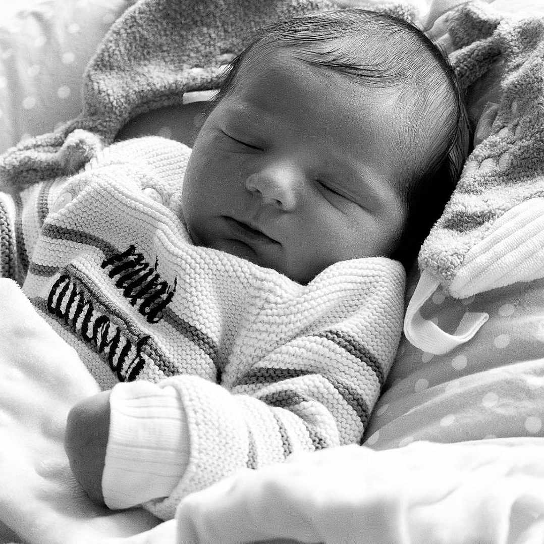 Amael participe au concours pour gagner de l'argent avec cette photo : newborn, baby, sleeping, blanket, cushion, polka_dot, sweater, cozy, resting, soft_texture, infant, portrait, monochrome, peaceful, cute, child, indoors, closeup, head, face