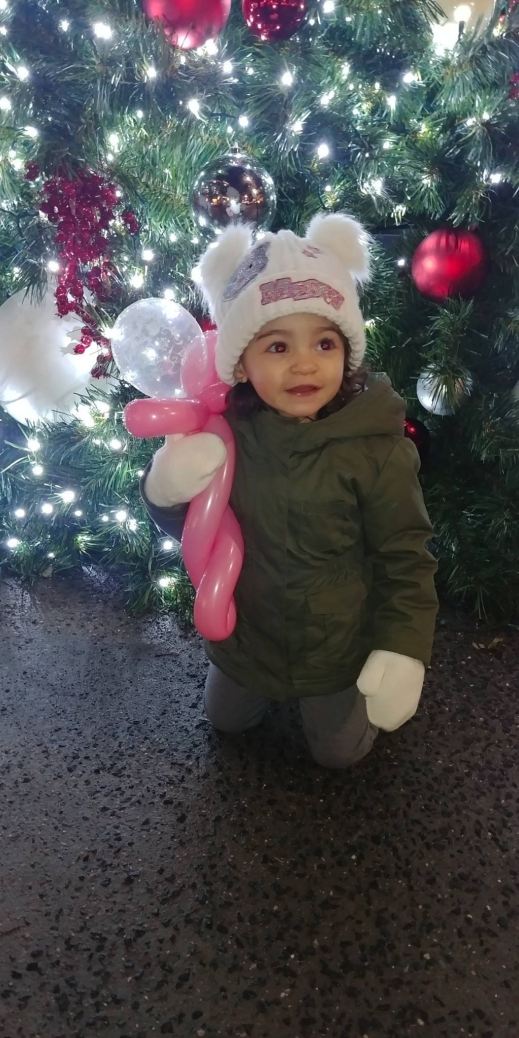Araceli is registered to the contest to win money with this photo: child, christmas, christmas_decoration, christmas_ornament, christmas_tree, fun, girl, headwear, holiday, person, plant, toddler, tree, winter