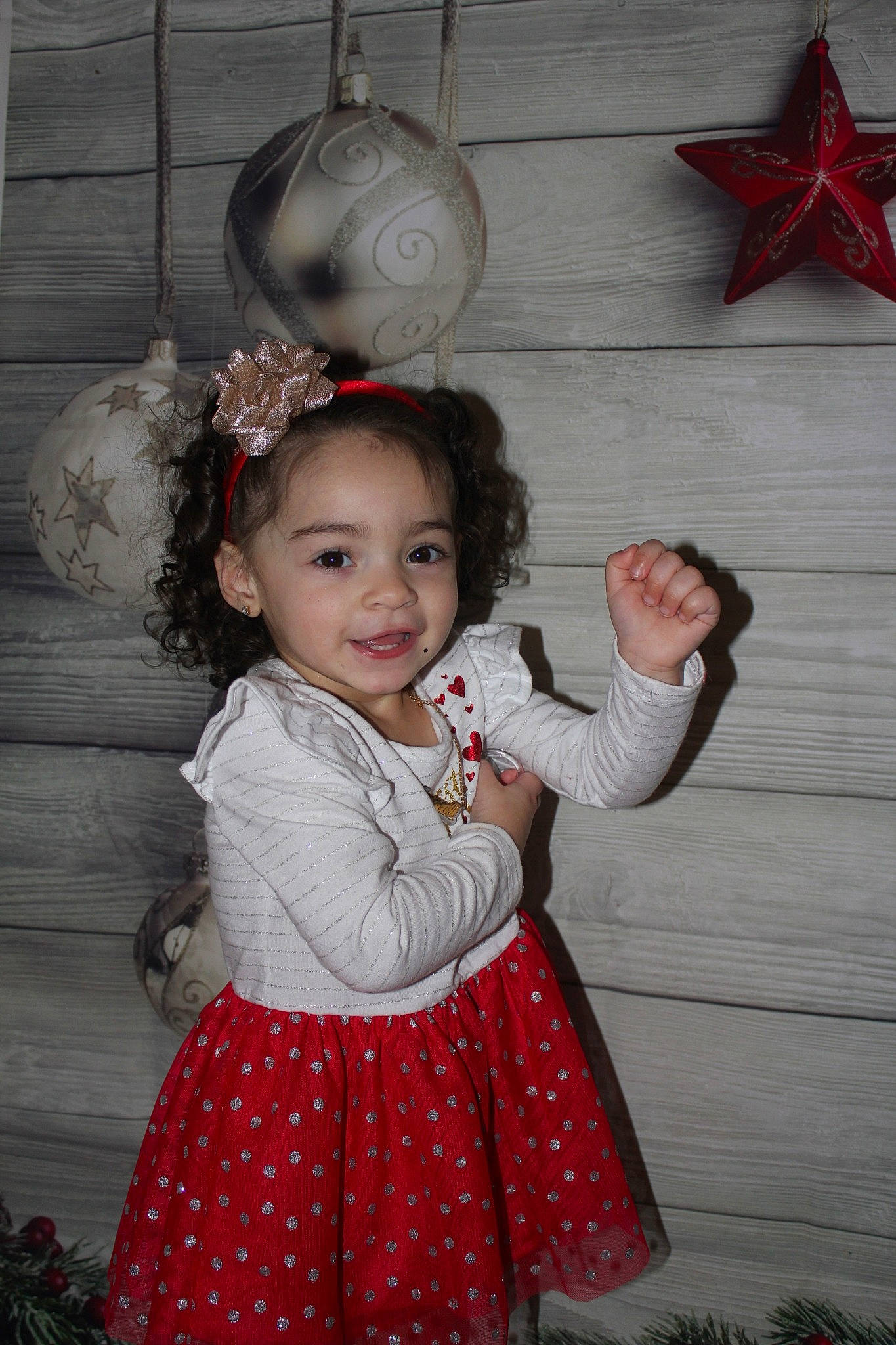 Araceli is registered to the contest to win money with this photo: child, christmas, costume, design, fun, girl, hair_accessory, holiday, infant, pattern, person, red, skin, smile, textile, toddler
