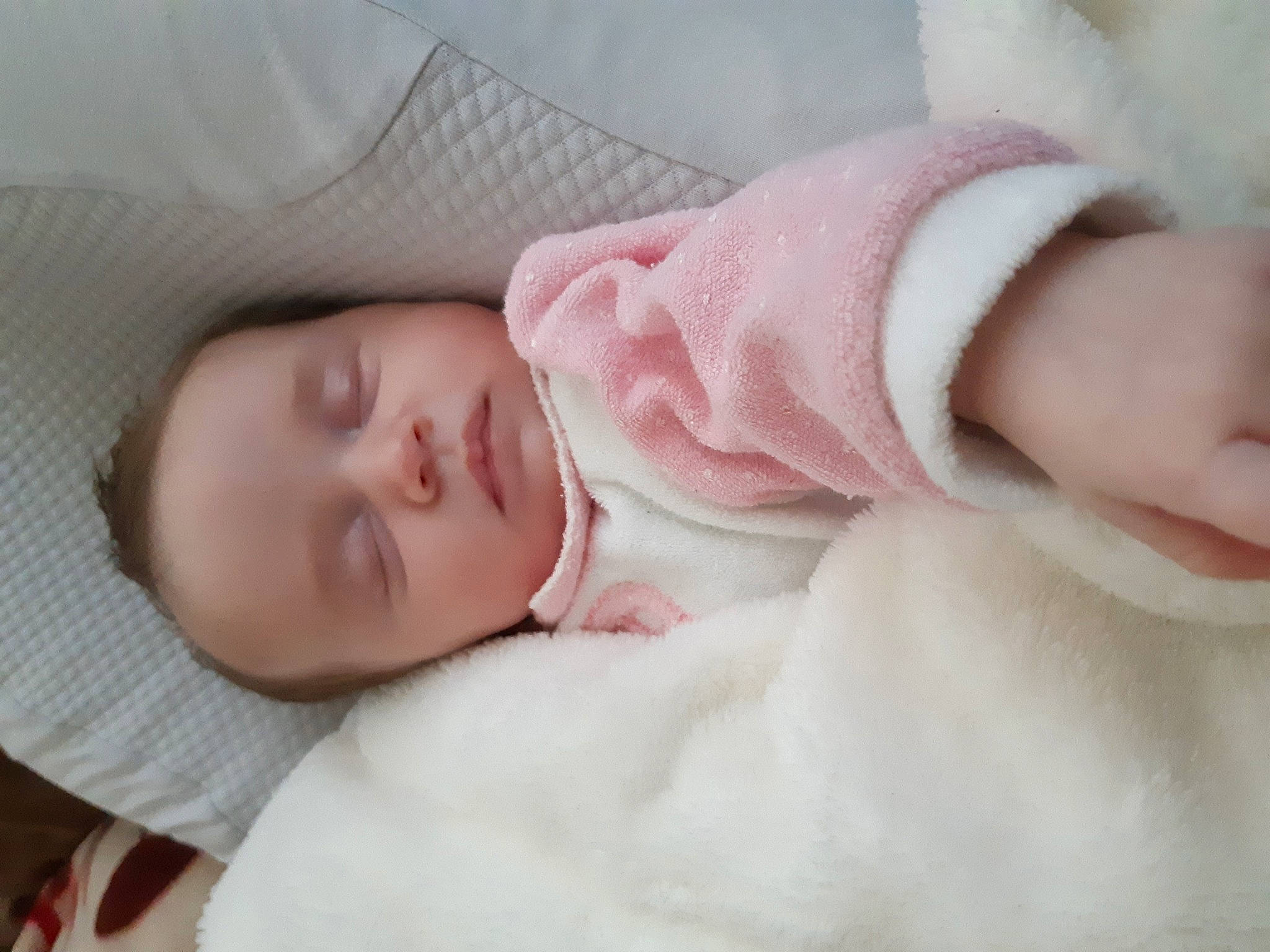 Diane a rejoint le concours — aidez-le/la à gagner de superbes lots ! baby, baby_products, baby_sleeping, baby_toddler_clothing, bedding, bedtime, cheek, child, comfort, finger, linens, lip, nap, peach, person, pink, portrait_photography, skin, sleep, sleeve