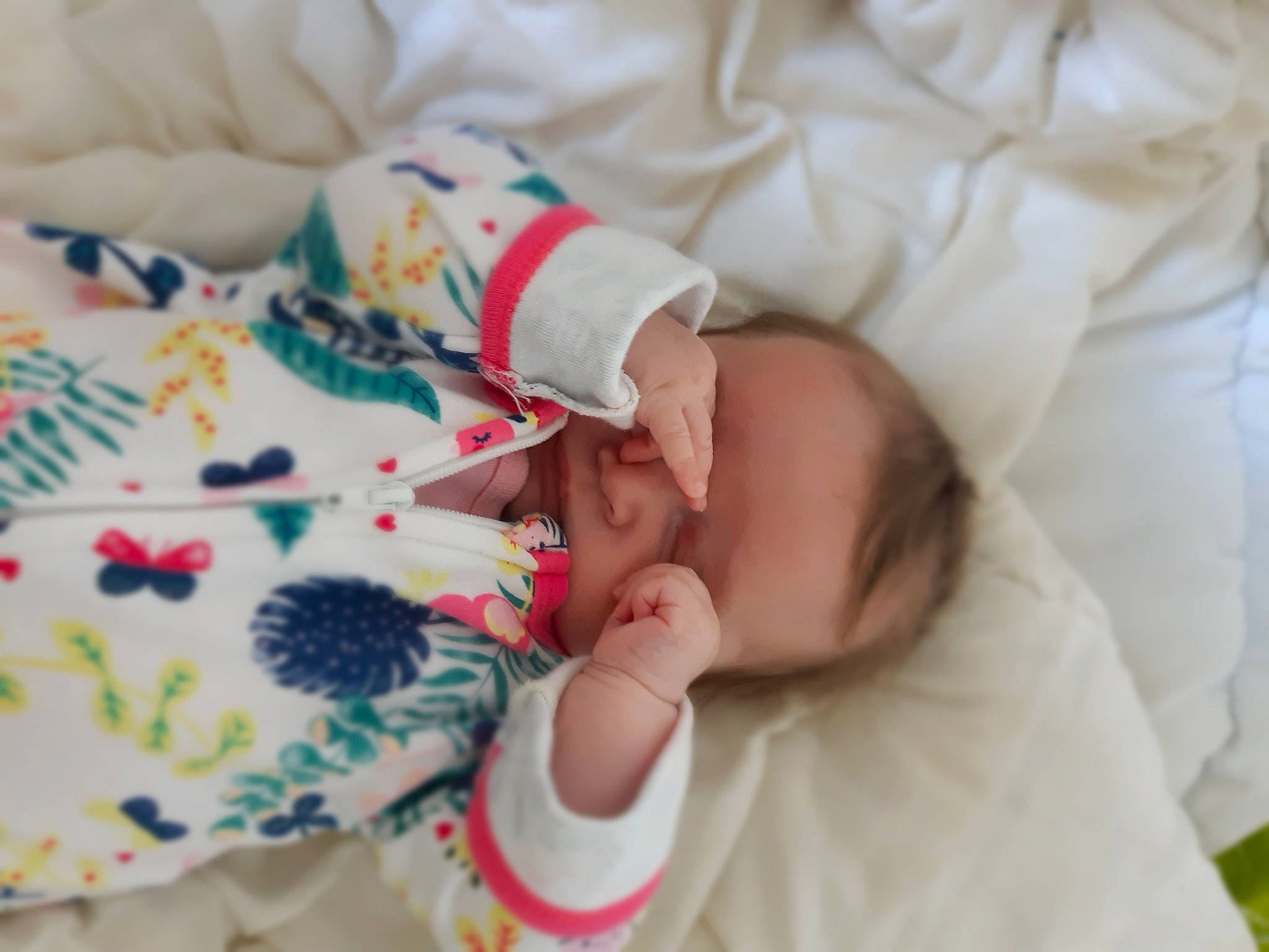 Diane a rejoint le concours — aidez-le/la à gagner de superbes lots ! arm, baby, baby_products, baby_sleeping, baby_toddler_clothing, bedtime, cap, child, comfort, event, hand, happy, hat, linens, nail, pattern, room, skin, thumb, toddler