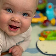 Léon participe au concours pour gagner de l'argent avec cette photo : baby, child, blue_eyes, smile, face, closeup, playmat, toy, infant, cute, happy, skin, hand, person, young, indoors, expression, cheerful, blond, background