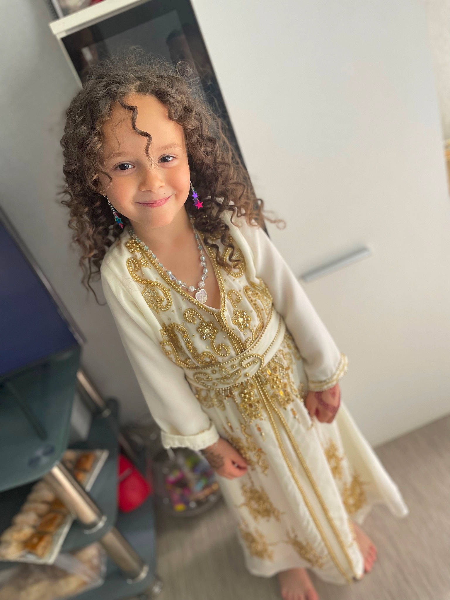 Safa participe au concours pour gagner de l'argent avec cette photo : abdomen, event, fashion_accessory, fashion_design, flash_photography, formal_wear, fun, happy, jewellery, joy, long_hair, makeover, peach, person, sari, shoulder, sleeve, smile, tradition, trunk