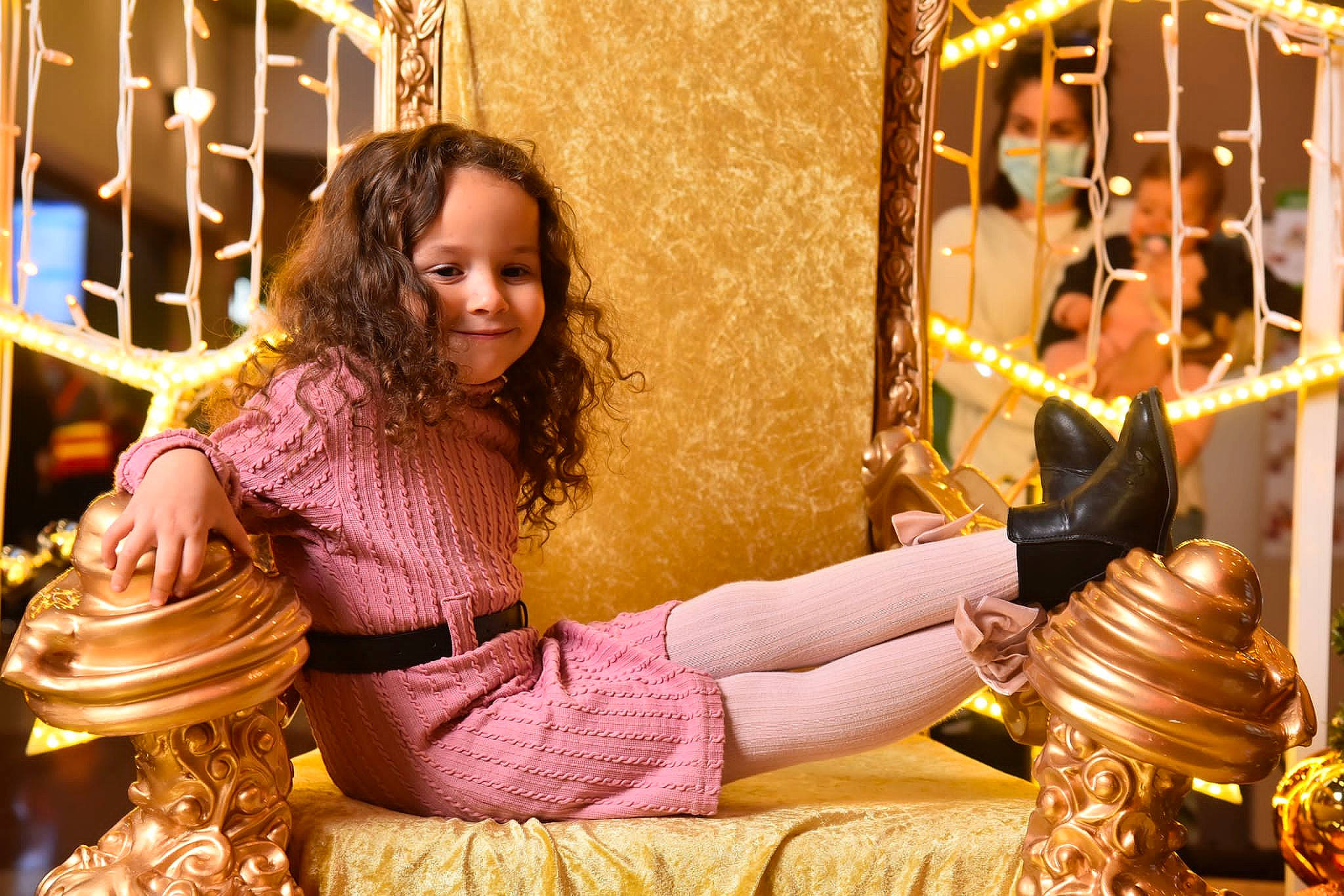 Safa participe au concours pour gagner de l'argent avec cette photo : amusement_park, amusement_ride, blurred, brown_hair, classic, event, fashion_design, fun, happy, human_leg, jewellery, joy, leisure, long_hair, magenta, pattern, peach, person, recreation, room