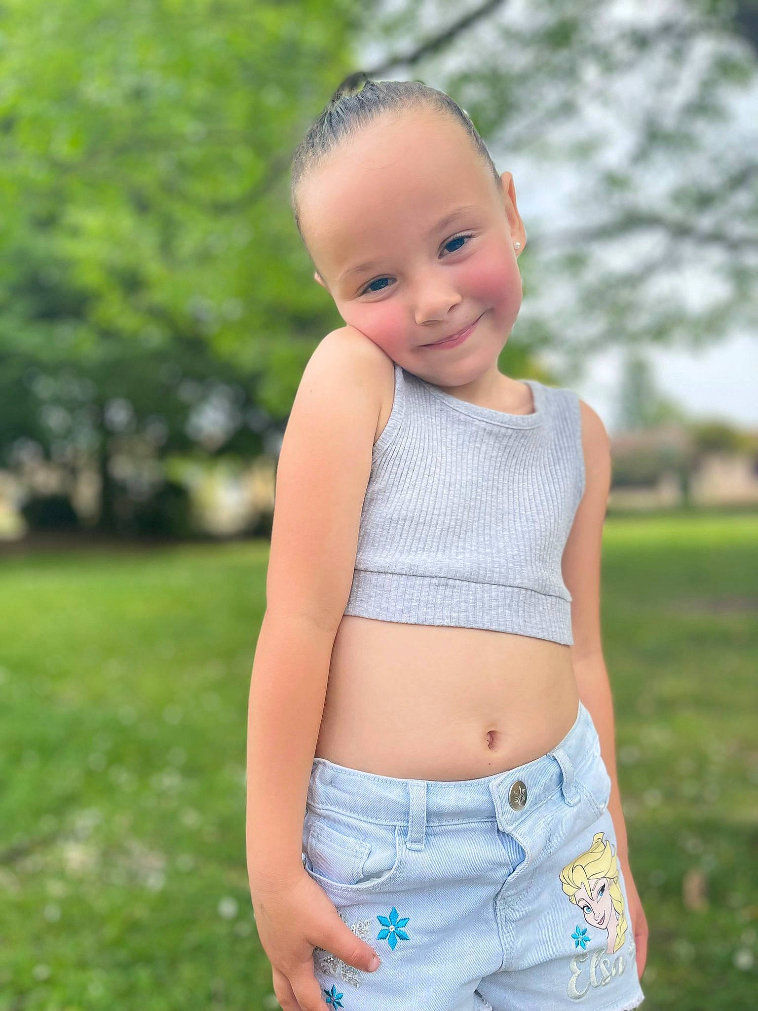 Safa participe au concours pour gagner de l'argent avec cette photo : blond, child, denim, electric_blue, grass, happy, head, joy, leisure, pattern, people_in_nature, person, plant, shorts, sleeve, summer, t_shirt, thigh, toddler, tree