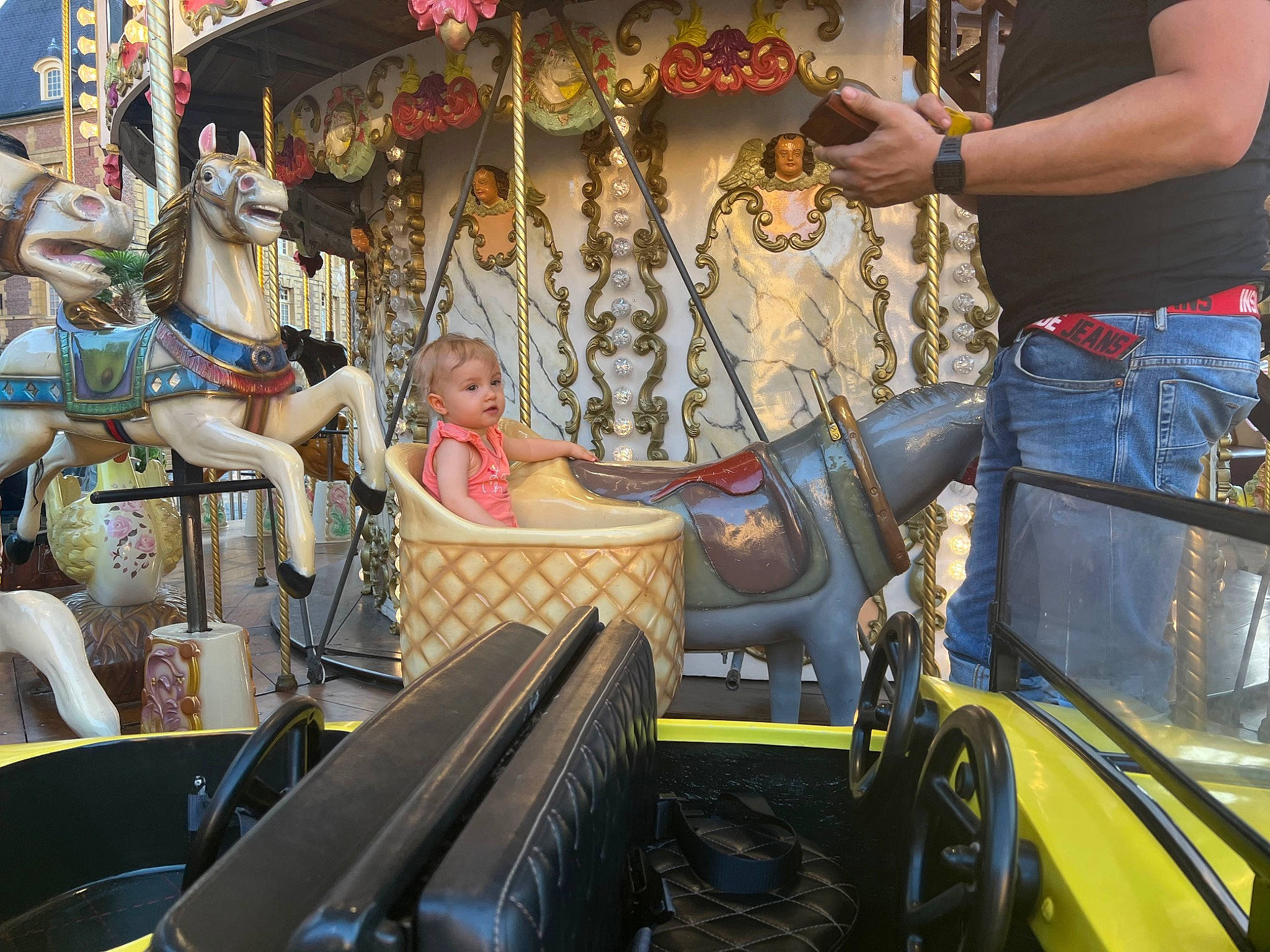 Romy participe au concours pour gagner de l'argent avec cette photo : amusement_park, amusement_ride, auto_part, automotive_design, automotive_exterior, automotive_tire, automotive_wheel_system, bumper, carousel, event, fun, hood, horse, horse_tack, leisure, machine, motor_vehicle, nonbuilding_structure, person, recreation