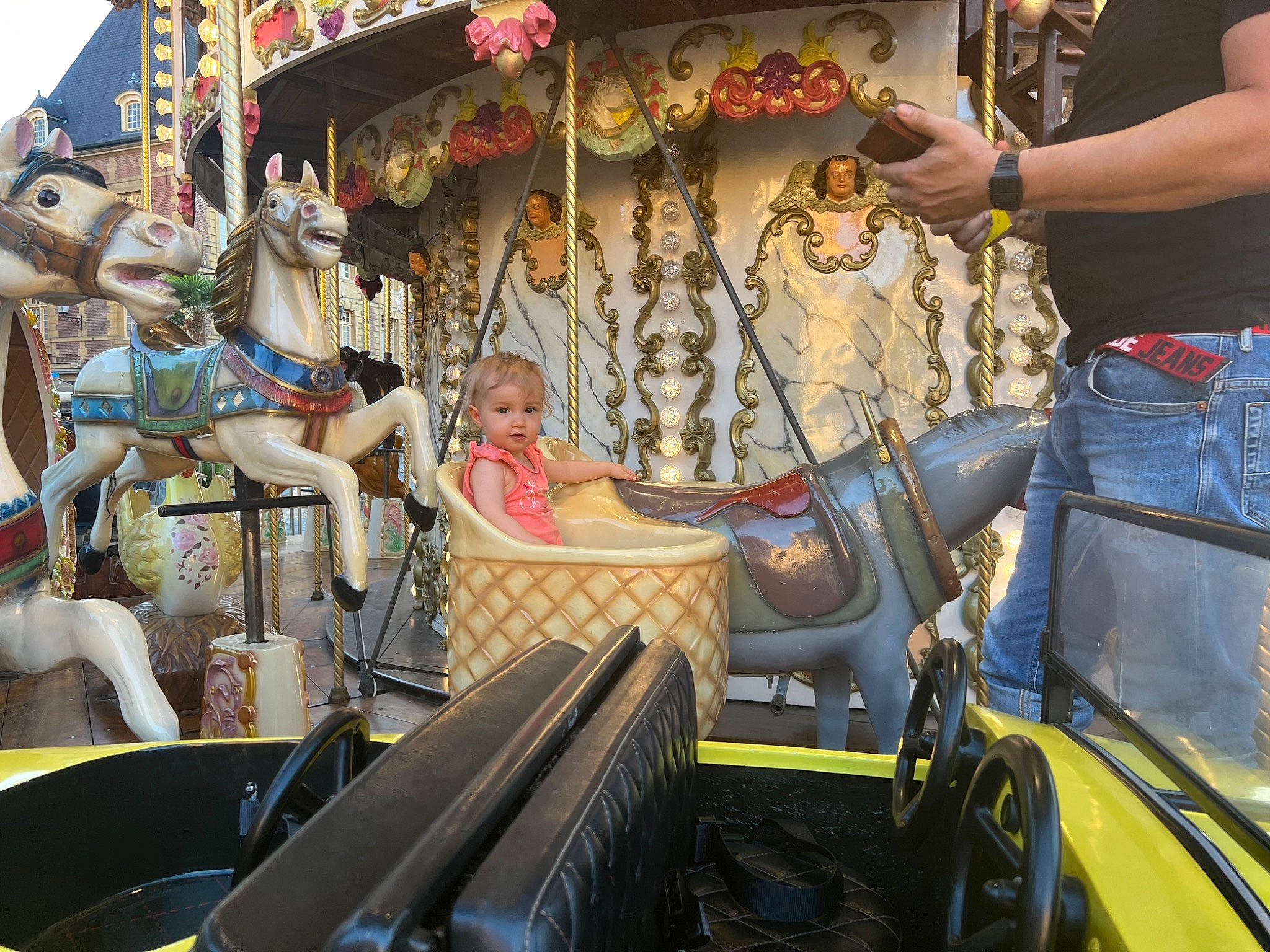 Romy participe au concours pour gagner de l'argent avec cette photo : amusement_park, amusement_ride, auto_part, automotive_design, automotive_exterior, automotive_lighting, automotive_tire, bumper, carousel, classic, event, fun, hood, leisure, motor_vehicle, nonbuilding_structure, person, public_event, recreation, t_shirt