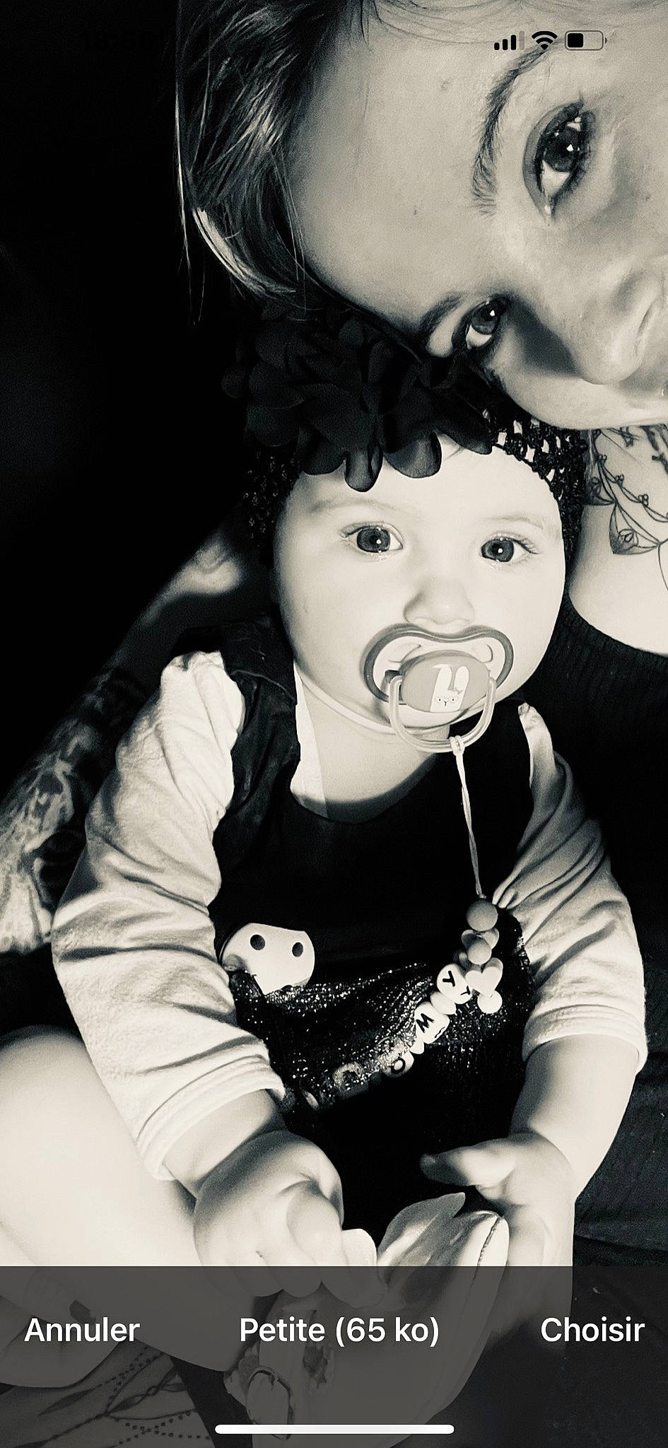 Romy participe au concours pour gagner de l'argent avec cette photo : arm, black, black_and_white, black_hair, cheek, cool, eyelash, flash_photography, gesture, hand, happy, human_body, iris, lip, mouth, nose, person, skin, sleeve, style