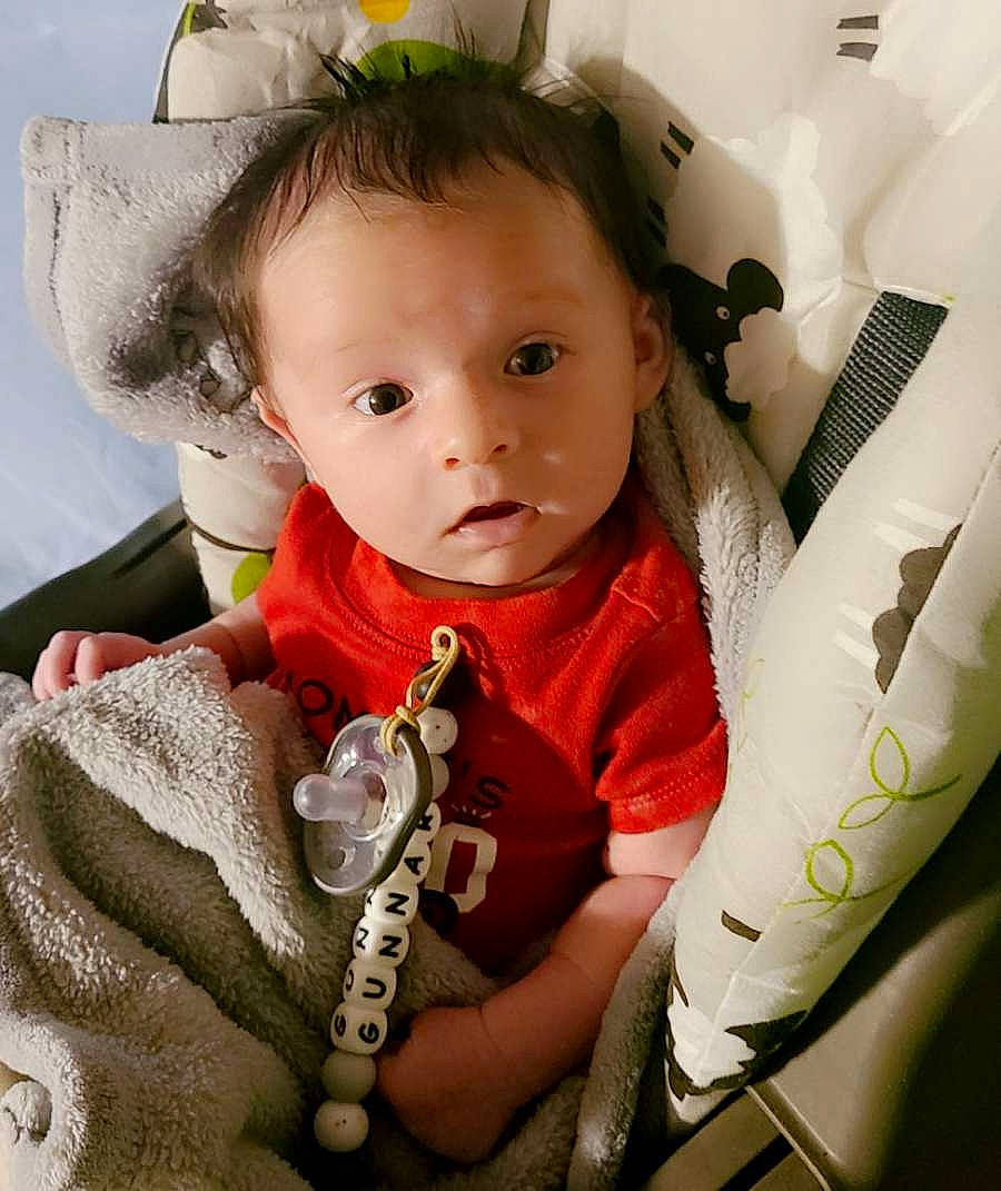 Gunnar is registered to the contest to win money with this photo: baby, baby_toddler_clothing, blond, cheek, child, comfort, cool, costume_hat, eyelash, fashion_accessory, hairstyle, happy, head, iris, jewellery, lip, person, sitting, skin, sleeve