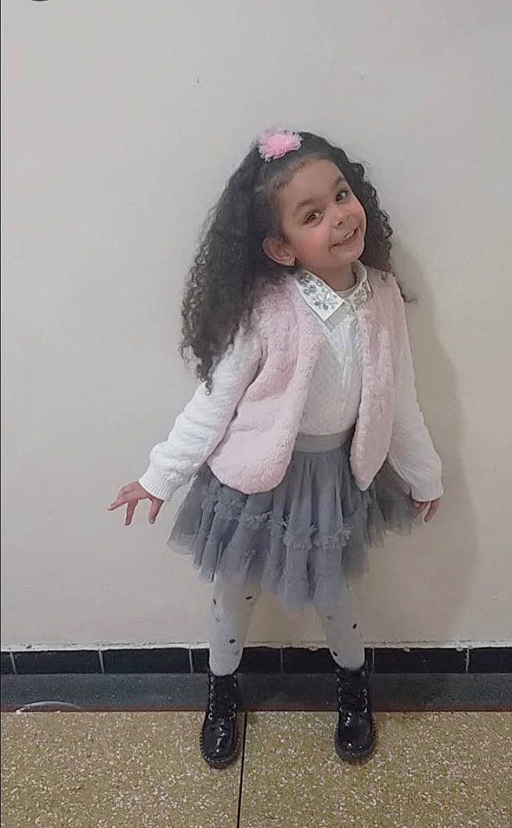 Chahd a rejoint le concours — aidez-le/la à gagner de superbes lots ! clothing, dress, fashion_accessory, fashion_design, happy, headgear, human_leg, joy, knee, long_hair, magenta, pattern, person, pink, shoe, sleeve, thigh, toddler, trunk, vintage_clothing