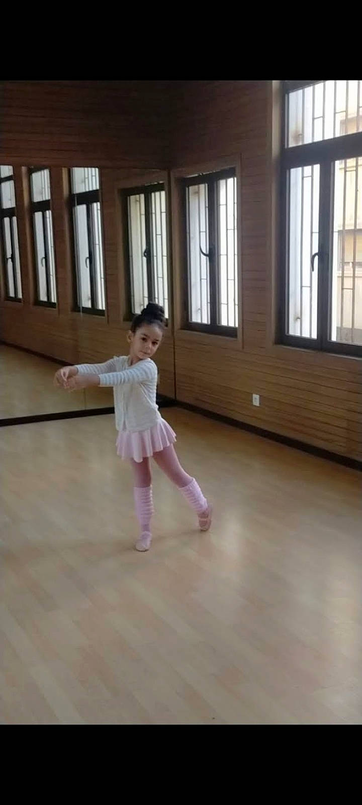 Chahd participe au concours pour gagner de l'argent avec cette photo : ballet_shoe, barefoot, choreography, dance, entertainment, event, floor, flooring, foot, hand, hardwood, human_body, human_leg, leg, performing_arts, person, sleeve, sportswear, toddler, window