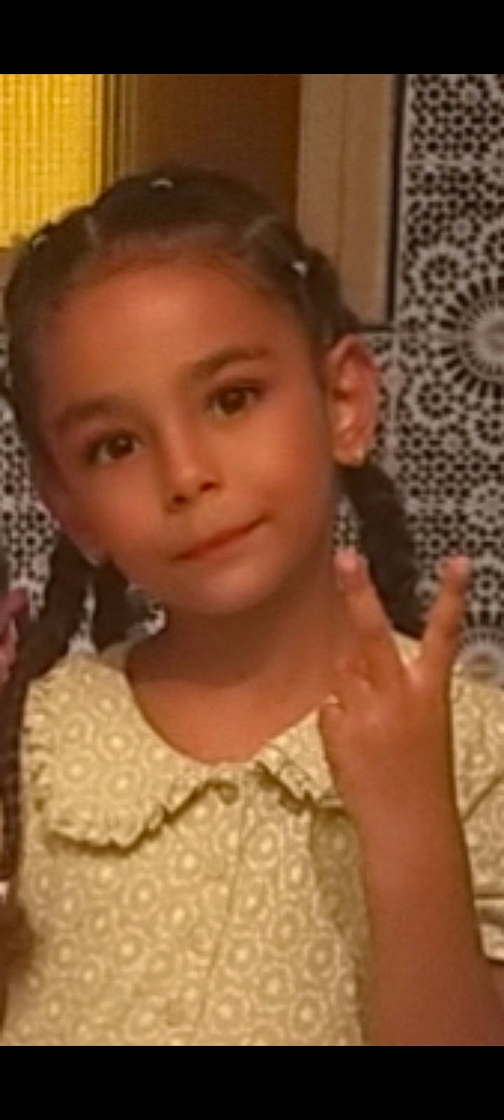 Chahd a rejoint le concours — aidez-le/la à gagner de superbes lots ! cheek, child, chin, embellishment, eyebrow, eyelash, face, forehead, gesture, hair, hairstyle, happy, head, iris, jaw, joy, lip, neck, nose, person