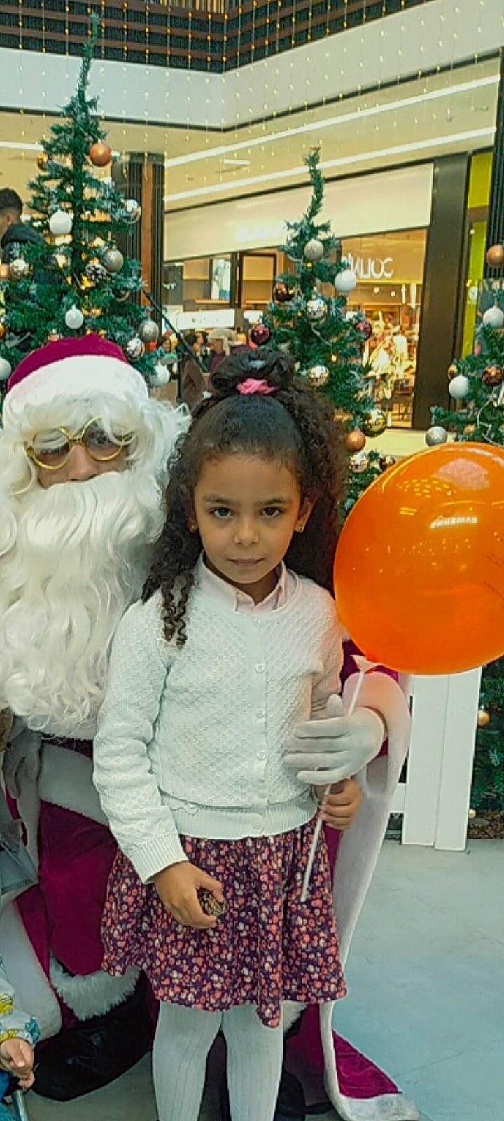 Chahd participe au concours pour gagner de l'argent avec cette photo : beard, beauty, christmas_decoration, christmas_ornament, christmas_tree, clothing, face, facial_expression, fun, hair, happy, head, holiday_ornament, human_body, organ, people, person, photograph, standing, tree