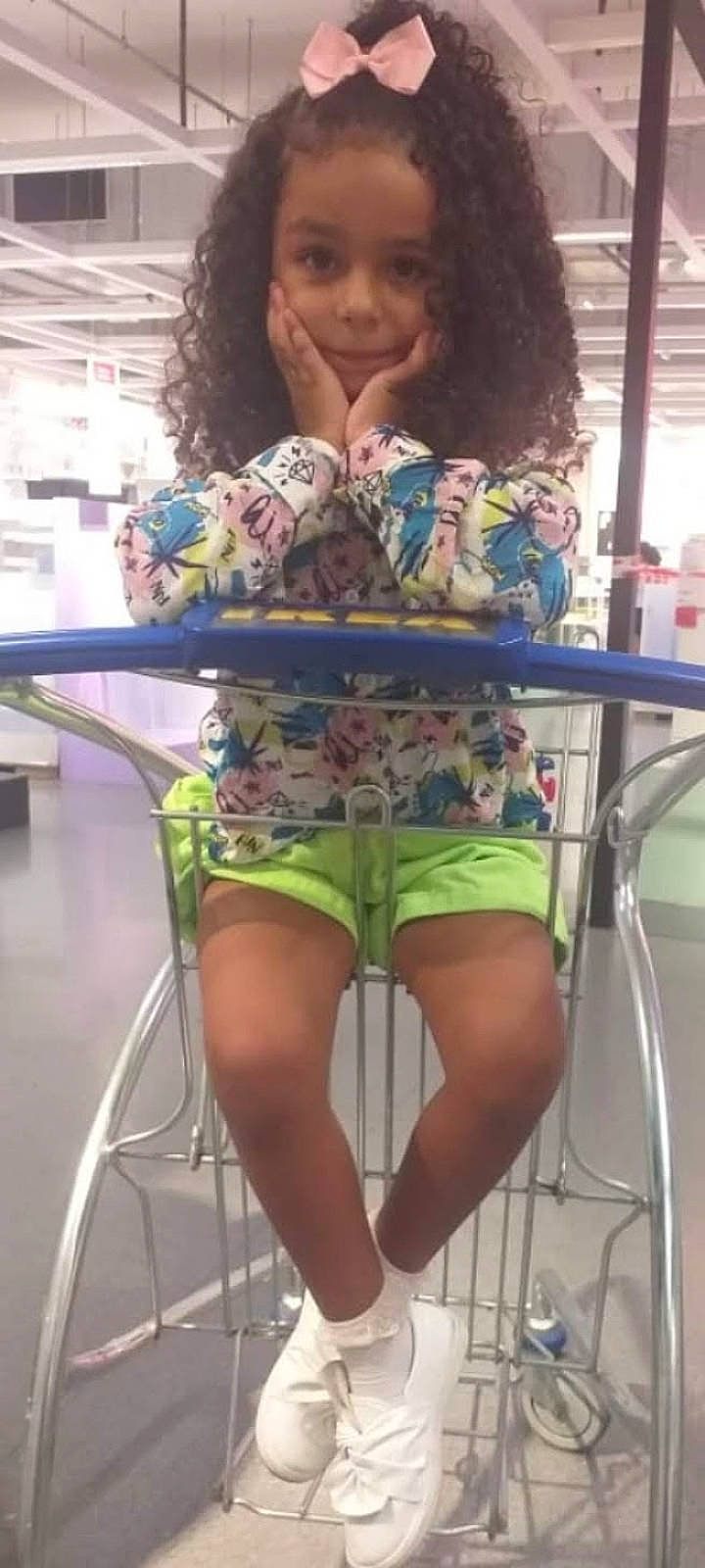 Chahd a rejoint le concours — aidez-le/la à gagner de superbes lots ! abdomen, brown_hair, chest, eyewear, fashion_design, foot, fun, human_leg, joint, knee, leisure, pattern, person, shorts, shoulder, sitting, sportswear, textile, thigh, trunk