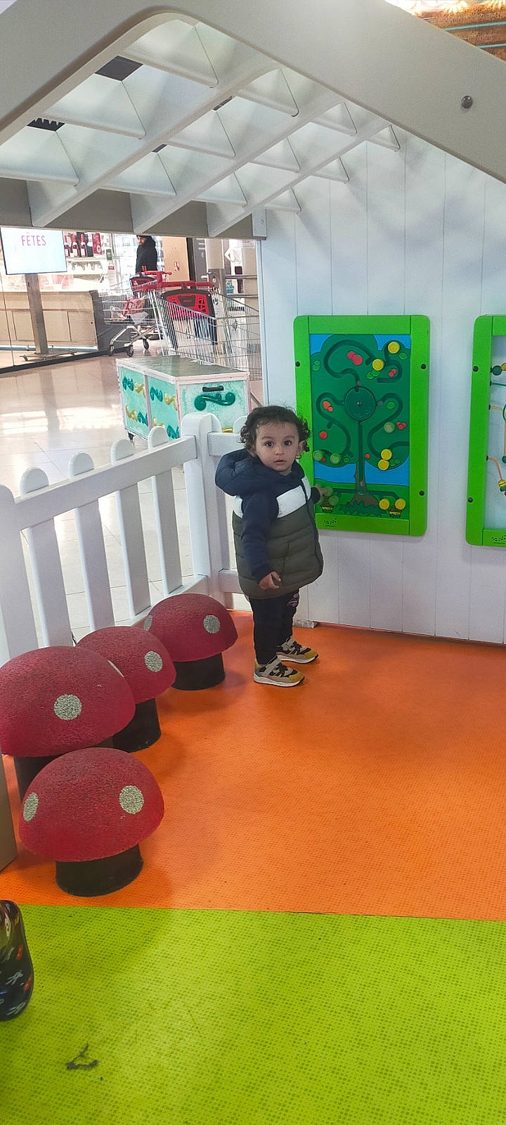 Adam participe au concours pour gagner de l'argent avec cette photo : art, baby, baby_toys, carpet, child, floor, flooring, fun, green, kindergarten, leisure, machine, person, play, recreation, room, shelf, t_shirt, toddler, toy