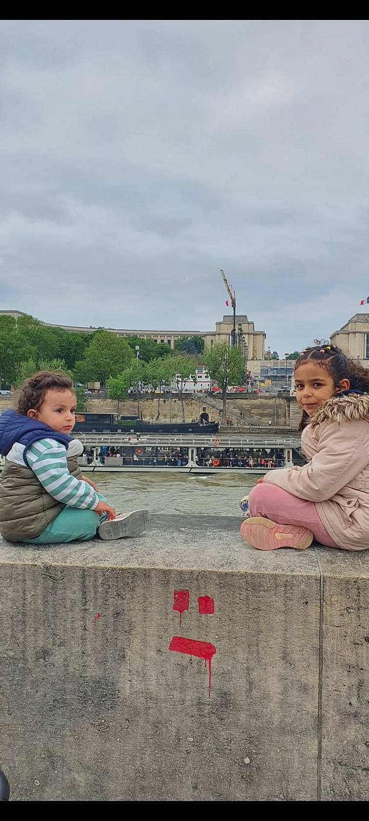 Adam participe au concours pour gagner de l'argent avec cette photo : building, child, city, cloud, fun, hair, happy, horizon, leisure, morning, people, person, road_surface, roof, sitting, sky, street, toddler, travel, tree