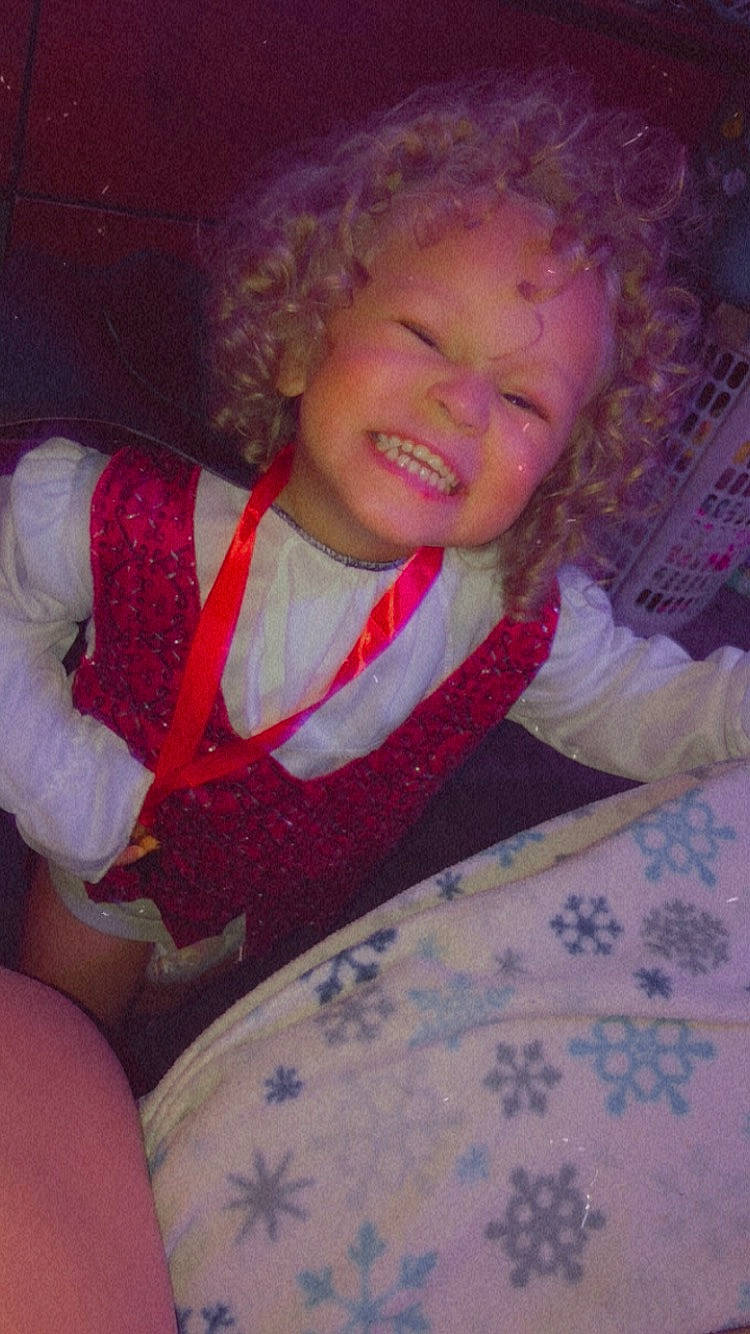 Alaia is registered to the contest to win money with this photo: bangs, chest, child, flesh, fun, happy, human_leg, jewellery, joy, lap, laugh, lip, magenta, pattern, person, sitting, smile, thigh, thumb, toddler