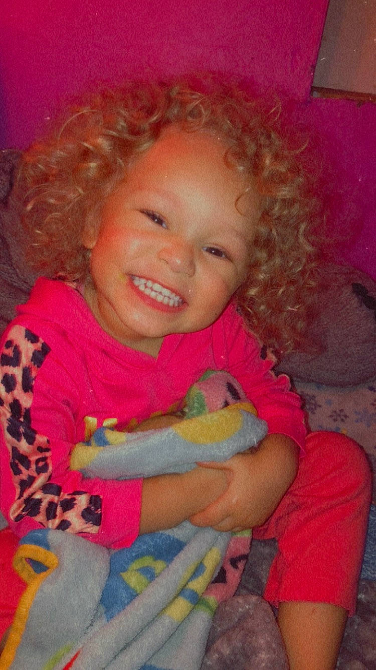 Alaia is registered to the contest to win money with this photo: cheek, chin, eye, face, hair, hairstyle, happy, head, human_body, iris, joy, lip, mouth, nose, organ, person, pink, purple, skin, smile