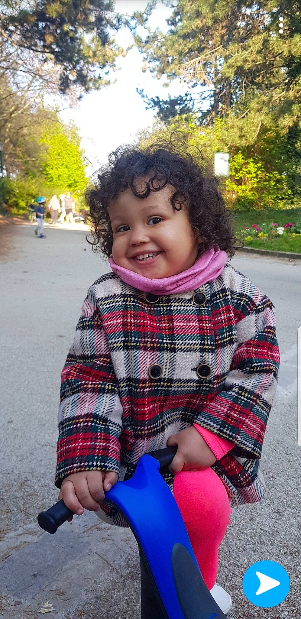 Aby a rejoint le concours — aidez-le/la à gagner de superbes lots ! black_hair, cheek, child, design, face, fun, joy, lip, pattern, person, plaid, sitting, smile, style, tartan, textile, toddler