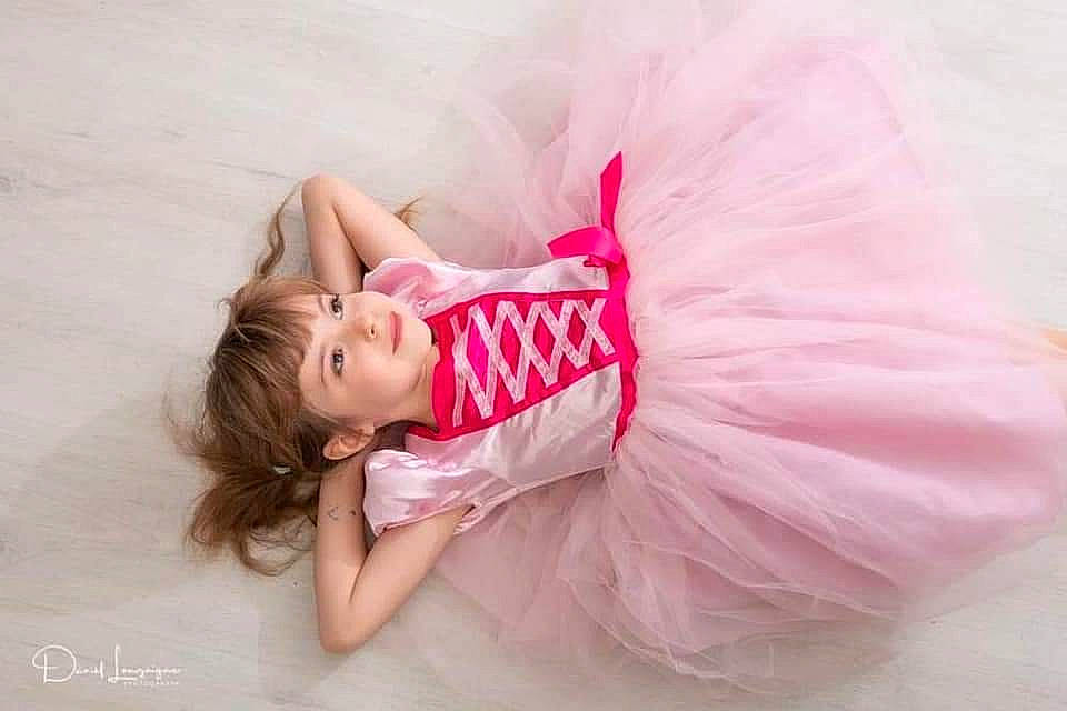 Louane a rejoint le concours — aidez-le/la à gagner de superbes lots ! bridal_accessory, bridal_clothing, comfort, dress, eyelash, flash_photography, hair, happy, headgear, headpiece, human_body, joy, leg, long_hair, magenta, neck, person, petal, pink, shoulder