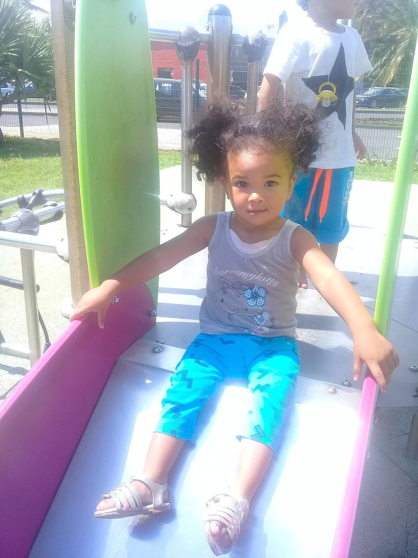 Mélody a rejoint le concours — aidez-le/la à gagner de superbes lots ! arm, child, cool, day, fun, girl, happiness, leisure, outdoor_play_equipment, person, pink, play, playground, product, purple, recreation, smile, summer, toddler, vacation