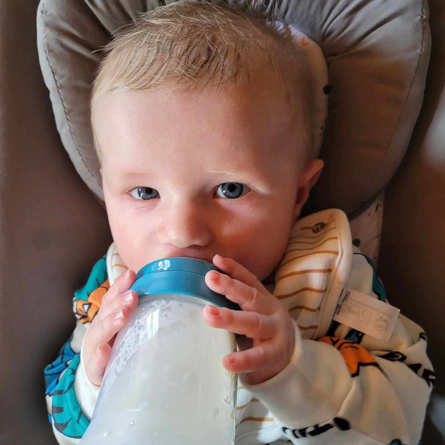 Tom participe au concours pour gagner de l'argent avec cette photo : baby, beverage, bodypart, couch, cup, cushion, dairy, drinking, face, finger, food, furniture, hand, head, homedecor, juice, milk, person, photography, portrait