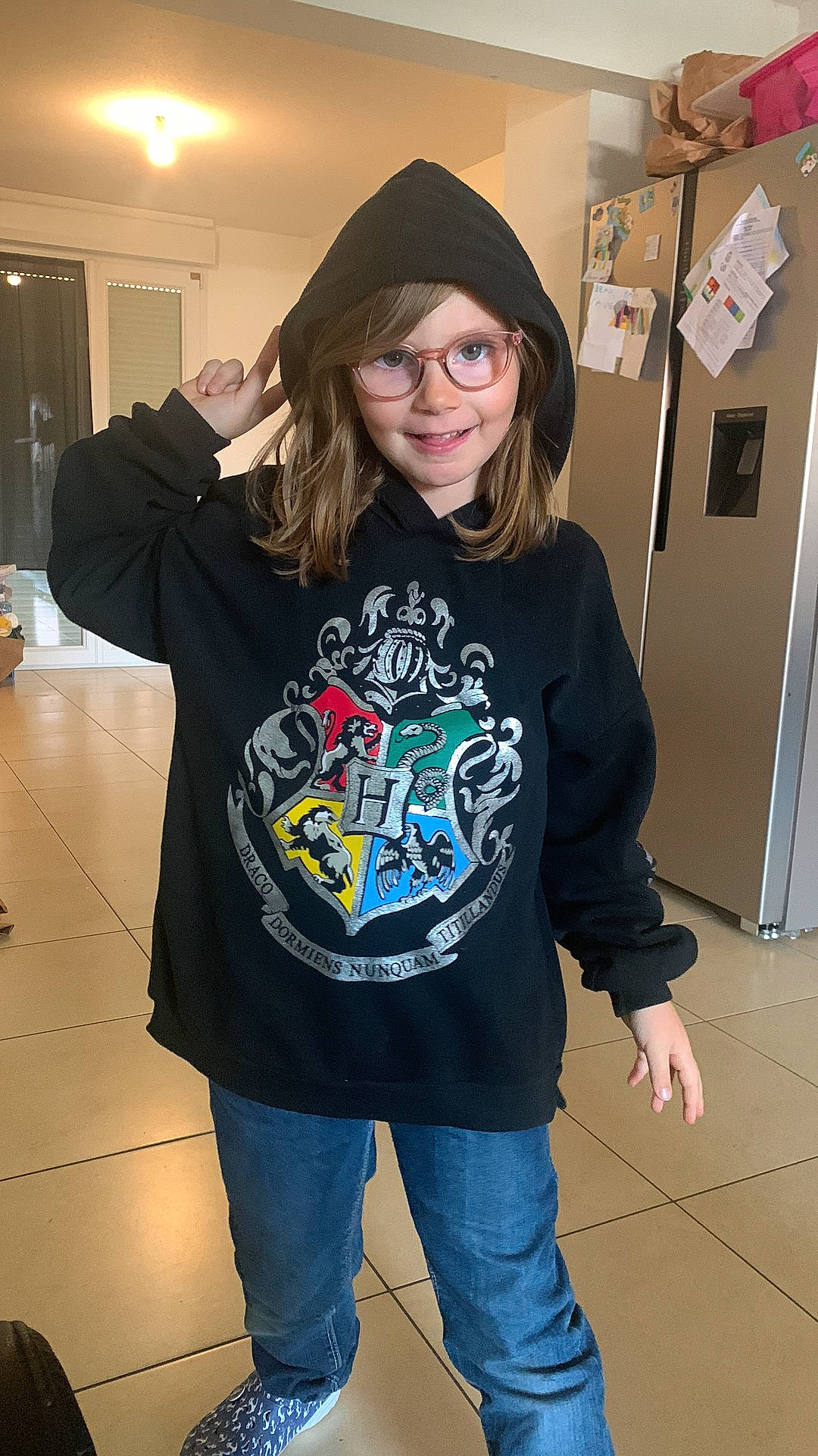 Emy a rejoint le concours — aidez-le/la à gagner de superbes lots ! beard, cap, cool, costume_hat, electric_blue, eyewear, facial_hair, fashion_accessory, fashion_design, flooring, font, fun, headgear, headwear, jeans, joy, person, selfie, sleeve, smile