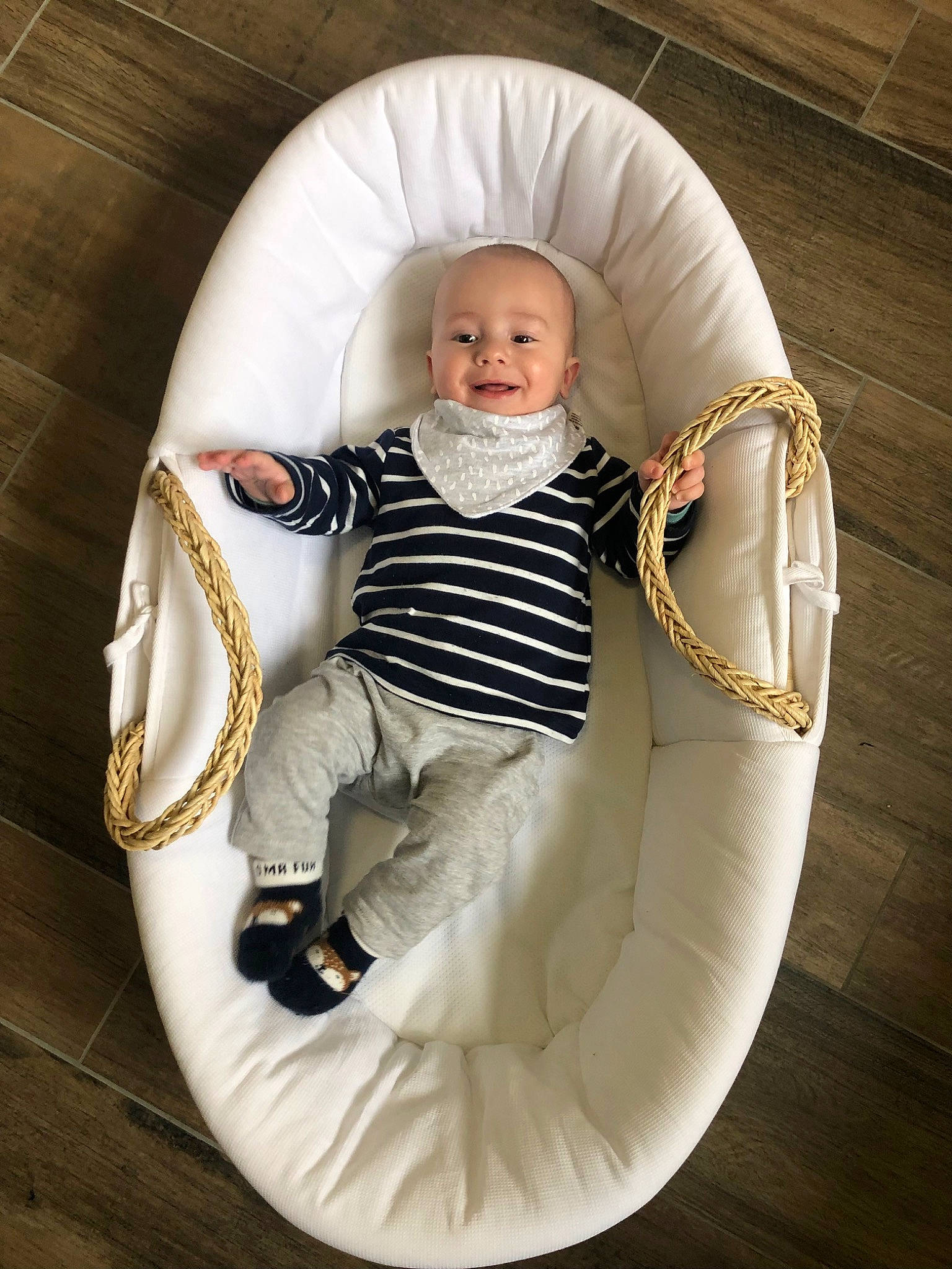 Lisandro a rejoint le concours — aidez-le/la à gagner de superbes lots ! auto_part, baby, baby_products, baby_toddler_clothing, chair, circle, collar, comfort, face, flash_photography, hair, joy, leg, organ, person, sleeve, smile, sneakers, t_shirt, tie