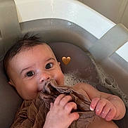 Charlie a rejoint le concours — aidez-le/la à gagner de superbes lots ! baby, infant, bathtub, bath, bubble_bath, towel, cloth, smiling, big_eyes, wet_hair, hand, fingers, belly, skin, cute, heart_emoji, splash, water, foam, indoors