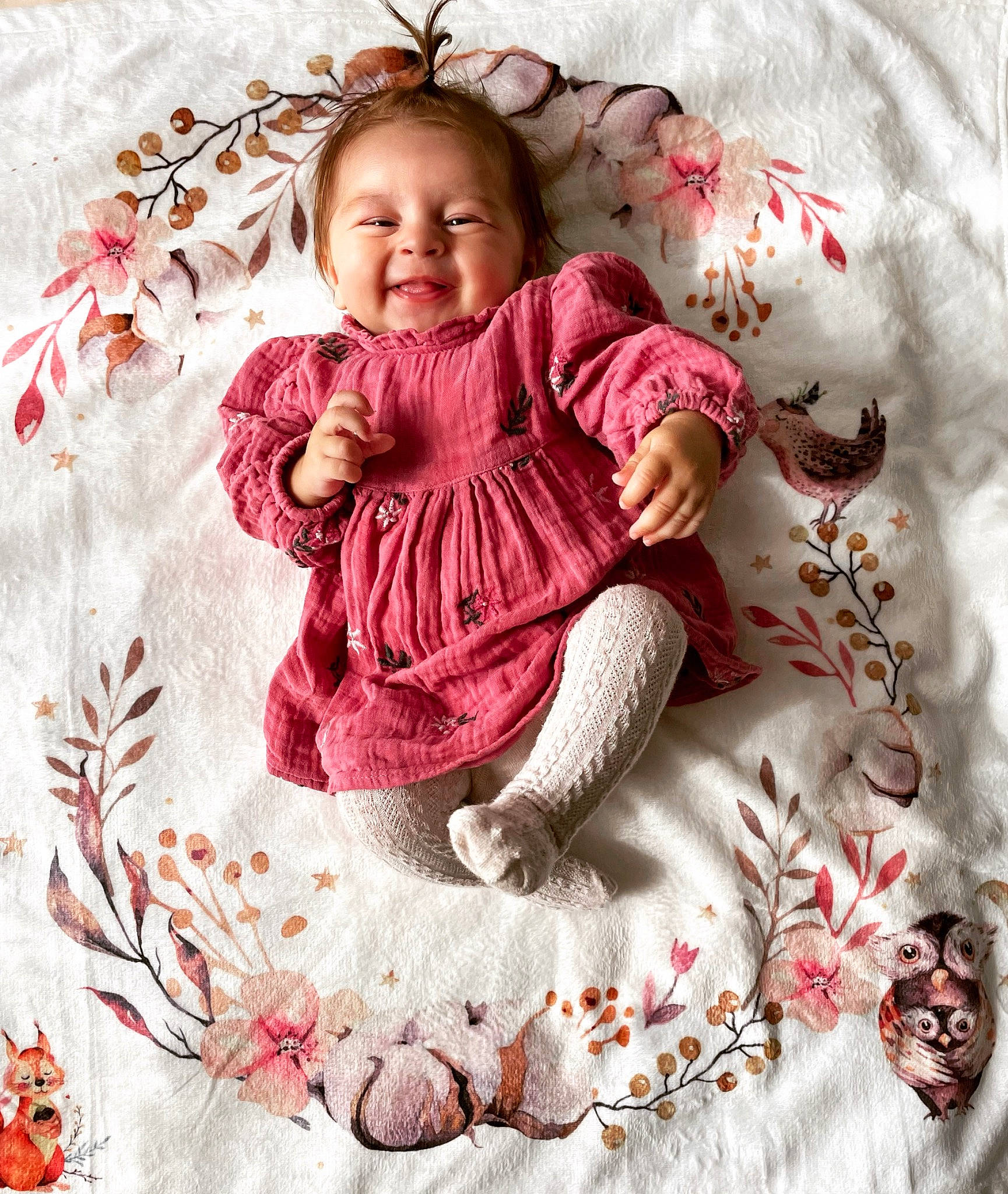 Jade participe au concours pour gagner de l'argent avec cette photo : baby, baby_toddler_clothing, cheek, child, comfort, face, happy, head, linens, magenta, pattern, people_in_nature, person, petal, pink, sitting, skin, sleeve, smile, textile