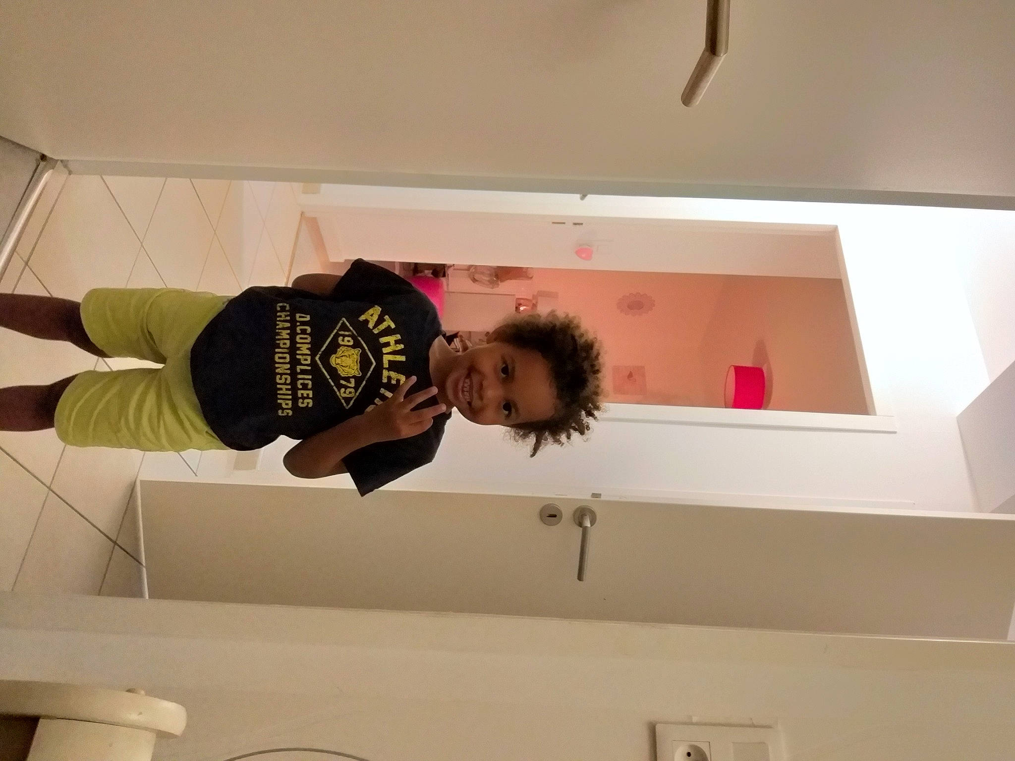 Noa participe au concours pour gagner de l'argent avec cette photo : balance, ceiling, child, elbow, event, fashion_design, flooring, fun, joy, knee, magenta, person, room, sportswear, t_shirt, thigh, visual_arts