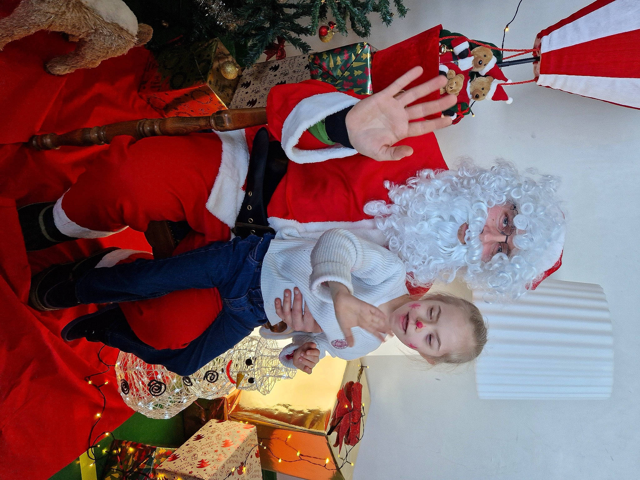 Lilly a rejoint le concours — aidez-le/la à gagner de superbes lots ! carmine, christmas, christmas_eve, christmas_ornament, costume, event, festival, fictional_character, flag_day_usa, fun, happy, hat, headwear, holiday, lap, person, red, room, santa_claus, tradition