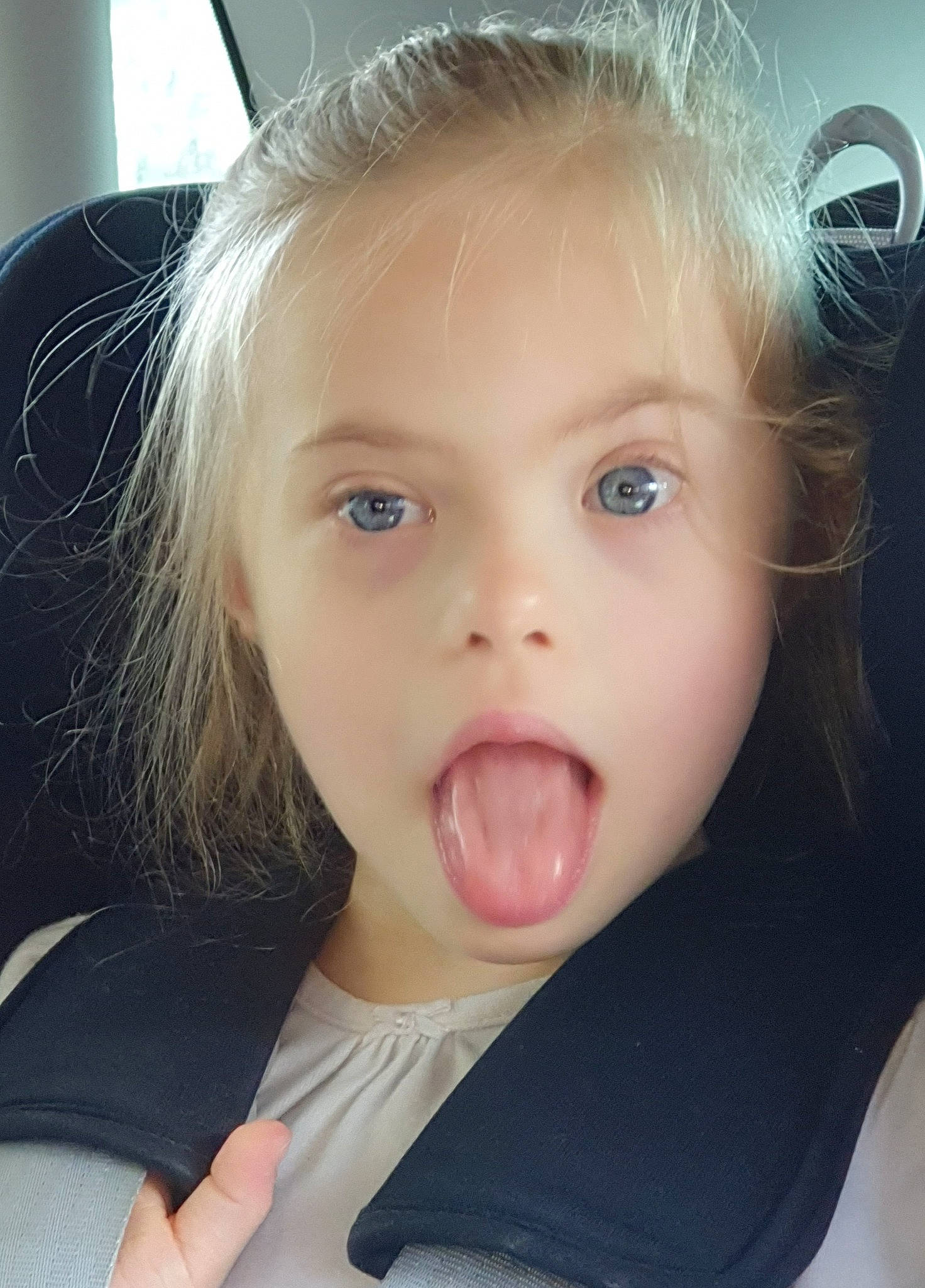 Lilly participe au concours pour gagner de l'argent avec cette photo : blond, cheek, cool, ear, eyebrow, eyelash, flash_photography, fun, gesture, hair, happy, iris, jaw, lip, long_hair, mouth, nose, person, selfie, skin