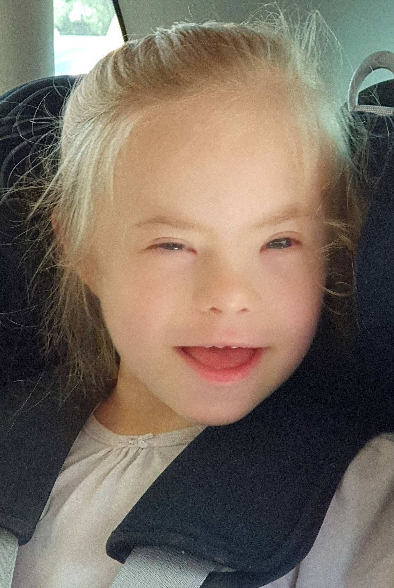 Lilly participe au concours pour gagner de l'argent avec cette photo : blond, brown_hair, cheek, child, chin, ear, eyelash, flash_photography, forehead, fun, happy, iris, jaw, joy, lip, long_hair, nose, person, selfie, skin