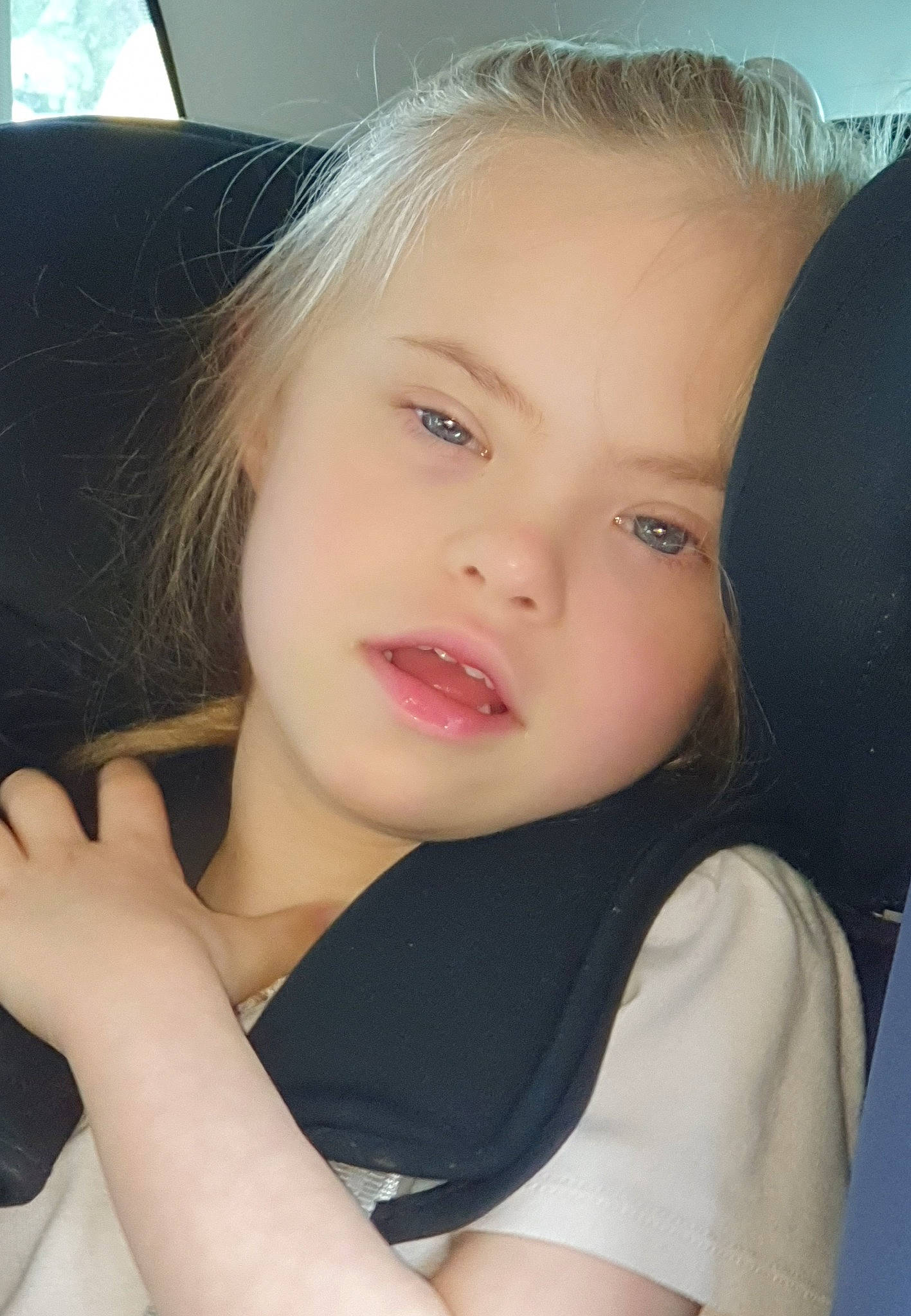 Lilly participe au concours pour gagner de l'argent avec cette photo : black_hair, cheek, chest, chin, comfort, ear, eyebrow, eyelash, face, flash_photography, gesture, human_leg, jaw, lip, long_hair, neck, no_expression, nose, person, shoulder