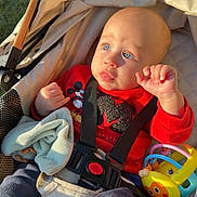 Kaylan a rejoint le concours — aidez-le/la à gagner de superbes lots ! baby, child, stroller, red_sweater, mickey_mouse, blue_eyes, blanket, toy, sunlight, outdoor, safety_harness, cute, infant, casual_clothing, happy, playful, closeup, portrait, seat, comfort