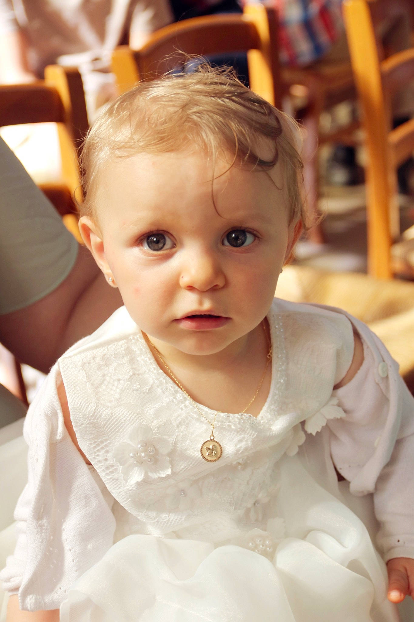 Luna a rejoint le concours — aidez-le/la à gagner de superbes lots ! blond, bridal_accessory, bridal_clothing, chair, cheek, child, dress, event, eyelash, formal_wear, fun, gesture, gown, hairstyle, happy, head, person, skin, sleeve, toddler